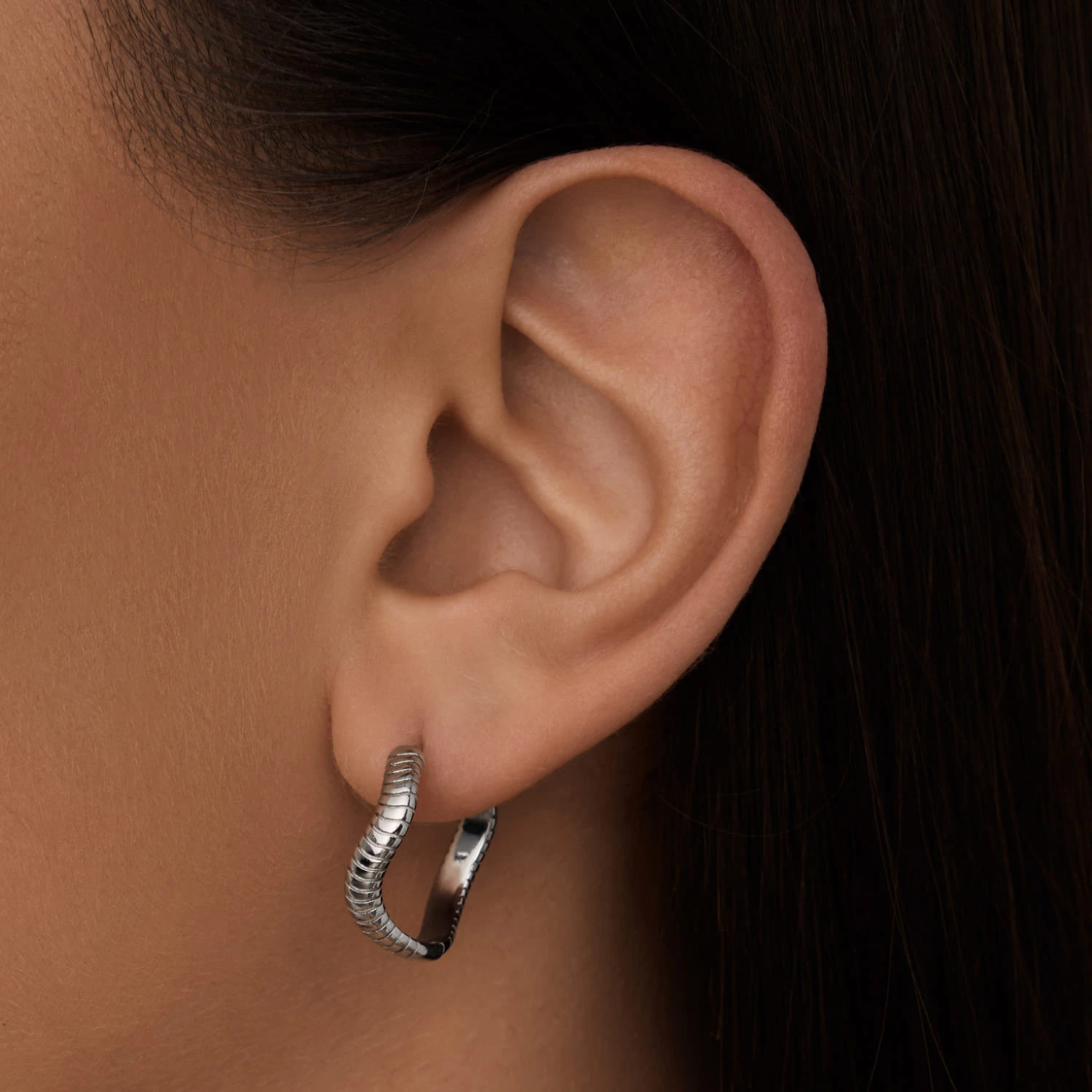 Серебряные серьги-конго с рельефом и волнообразным изгибом MIESTILO 