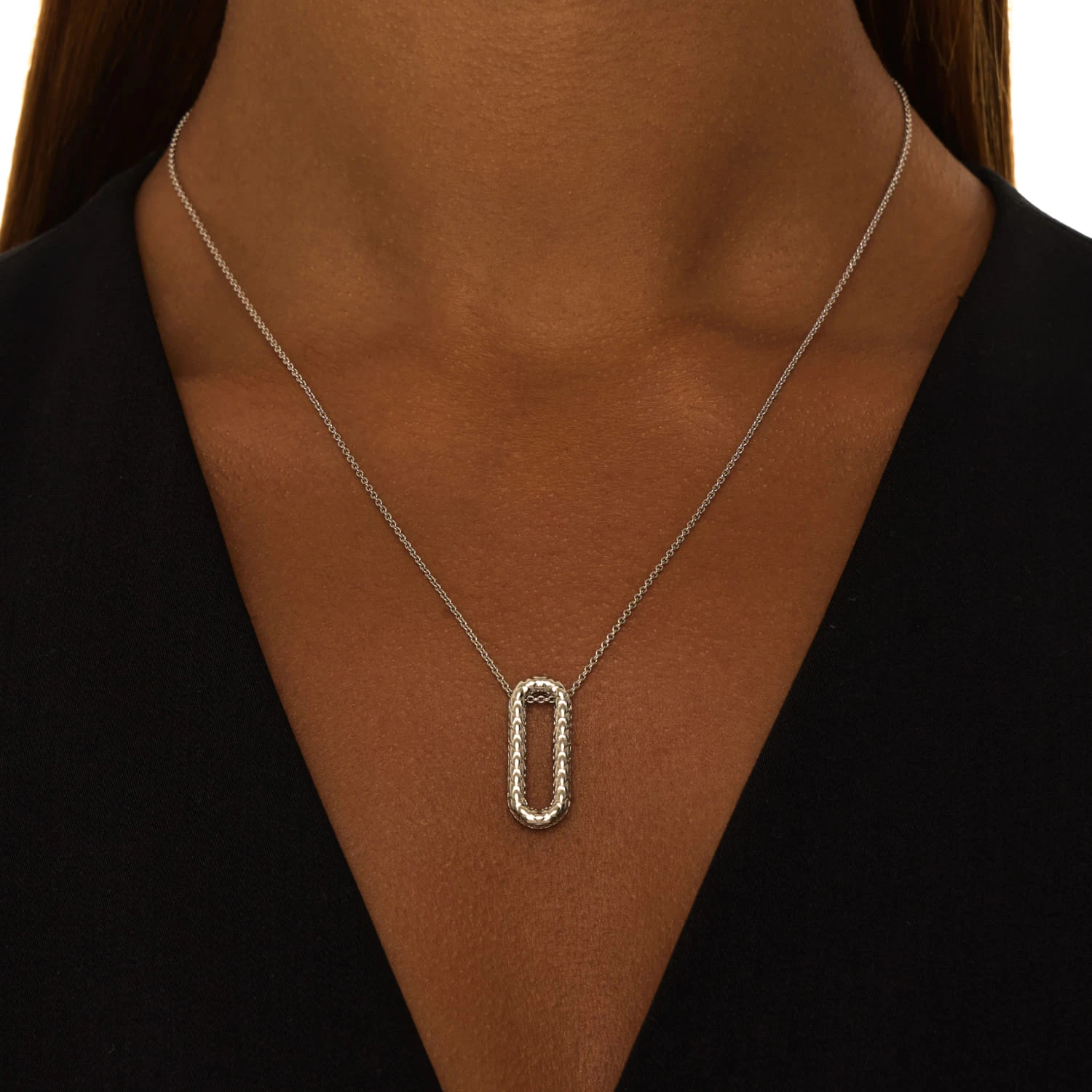 Колье из серебра с фактурным овалом и фианитами