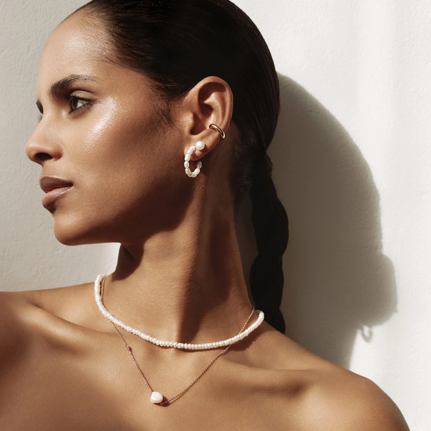 Позолоченные серьги-кольца из серебра с натуральным жемчугом