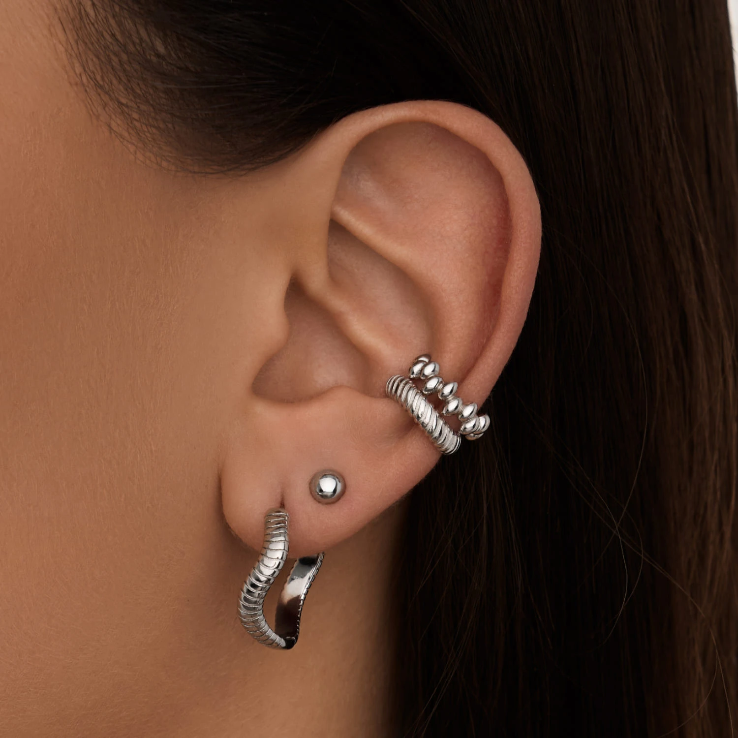 Серебряные серьги-конго с рельефом и волнообразным изгибом MIESTILO 