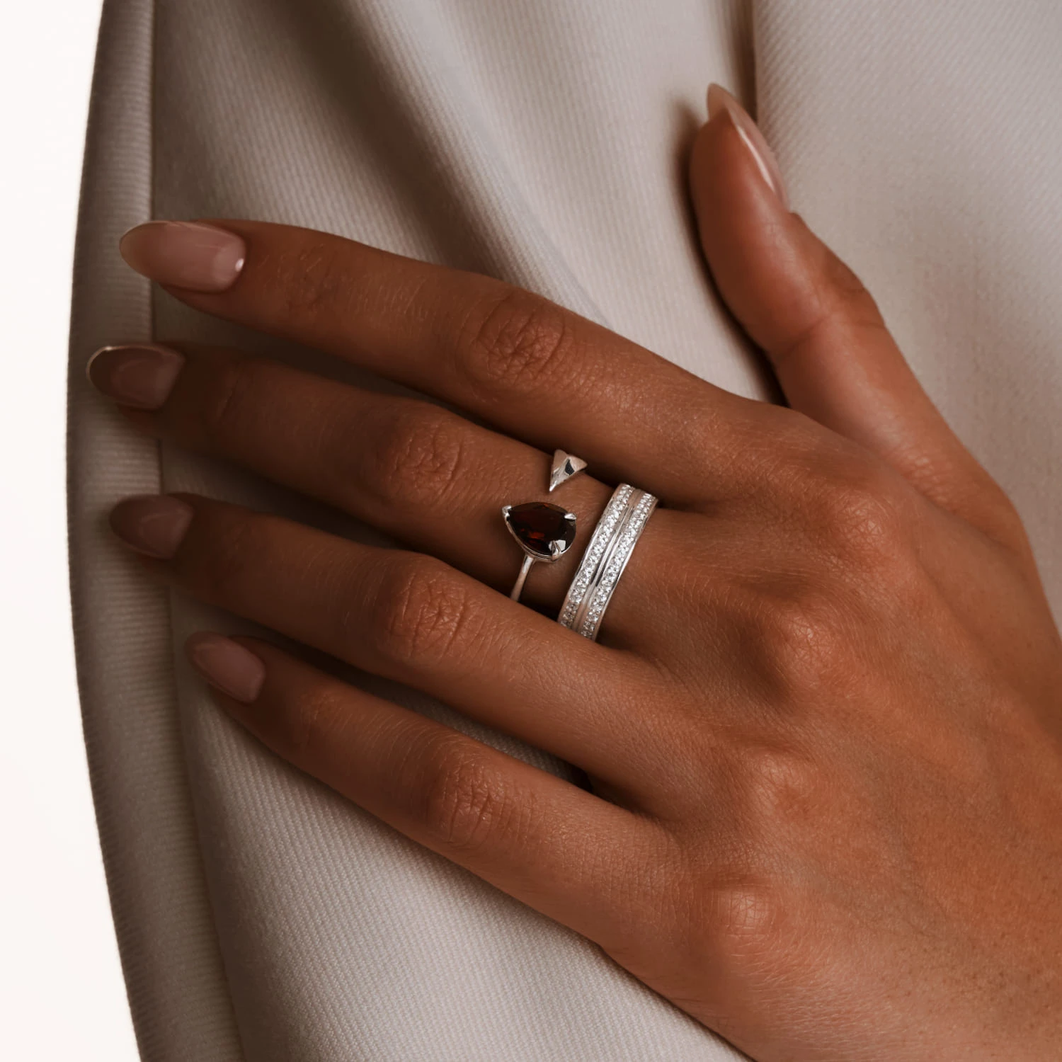 Серебряное кольцо ЭРОС с натуральным гранатом