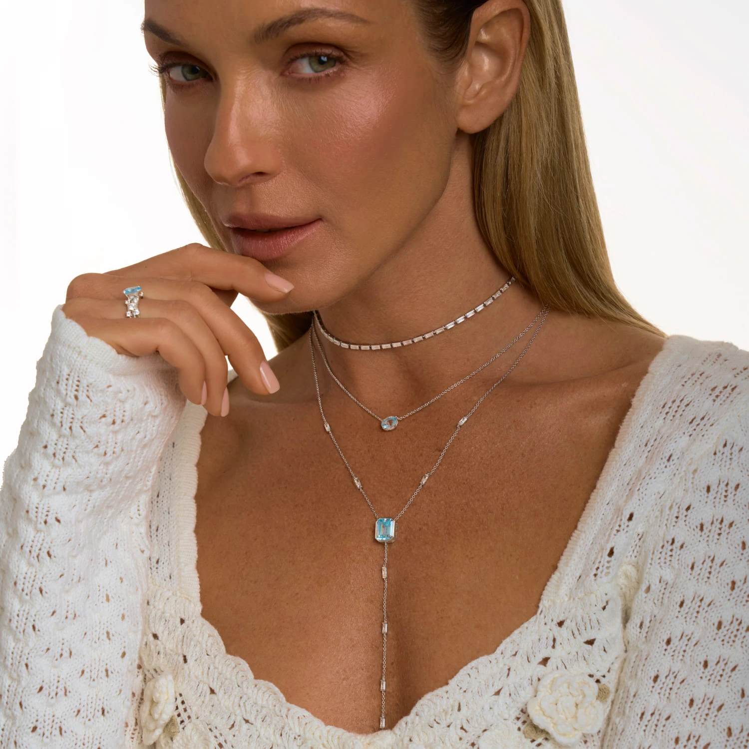 Теннисное серебряное колье-чокер с фианитами в огранке Багет