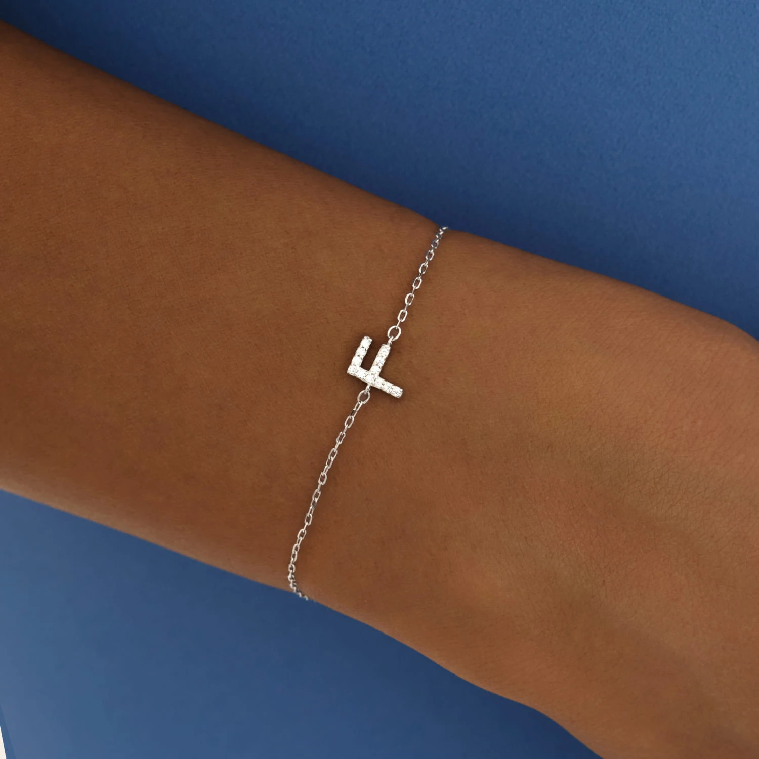 Серебряный браслет с буквой F MIESTILO