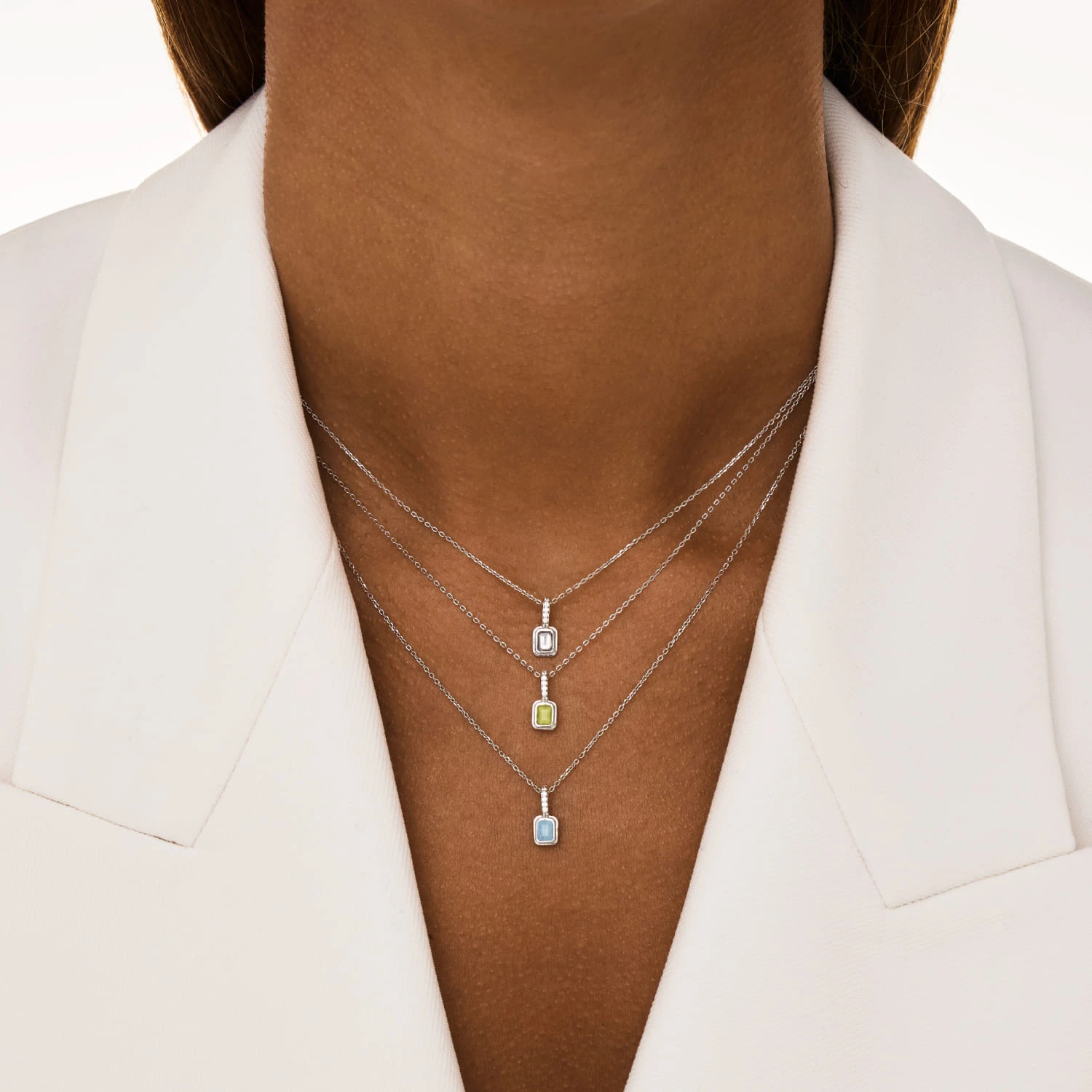 Серебряное колье с белым топазом