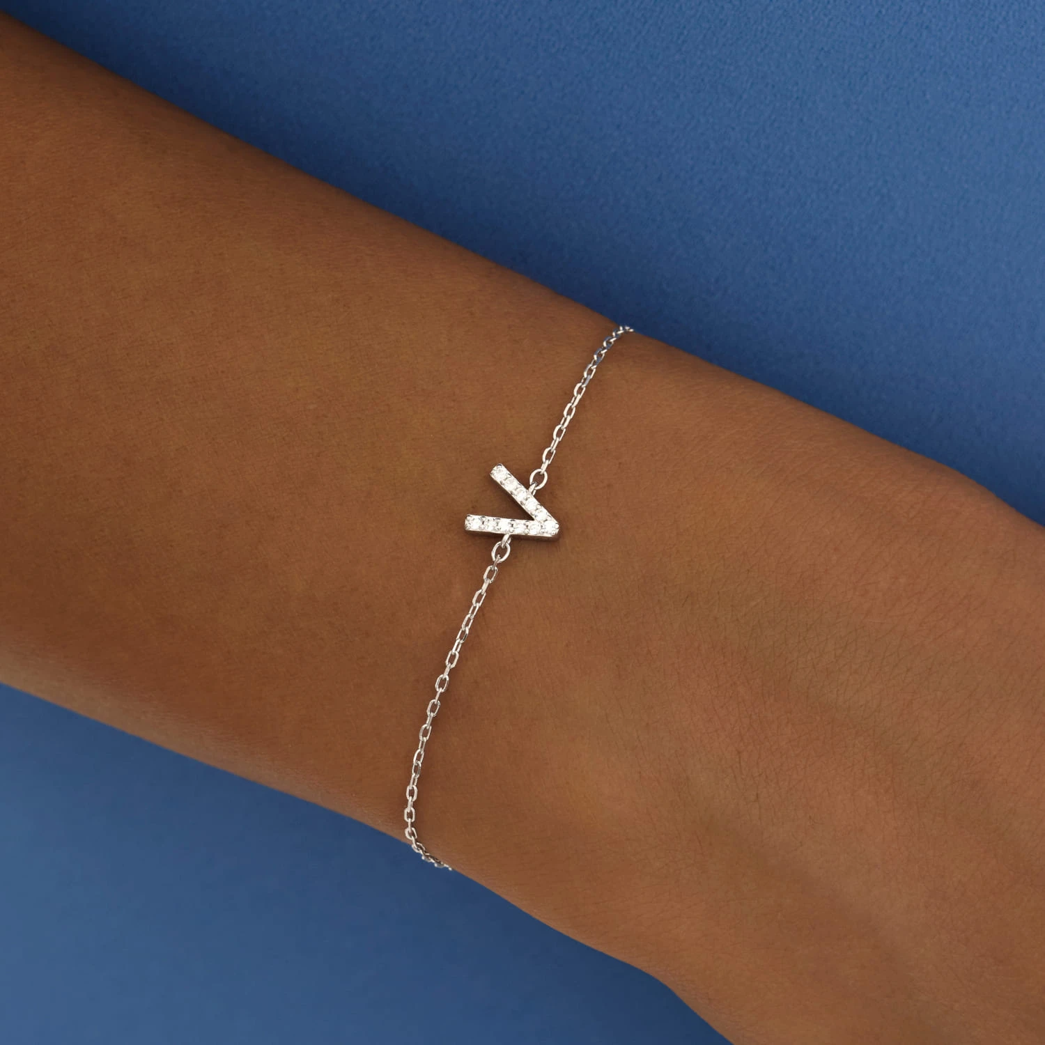 Серебряный браслет с буквой V MIESTILO