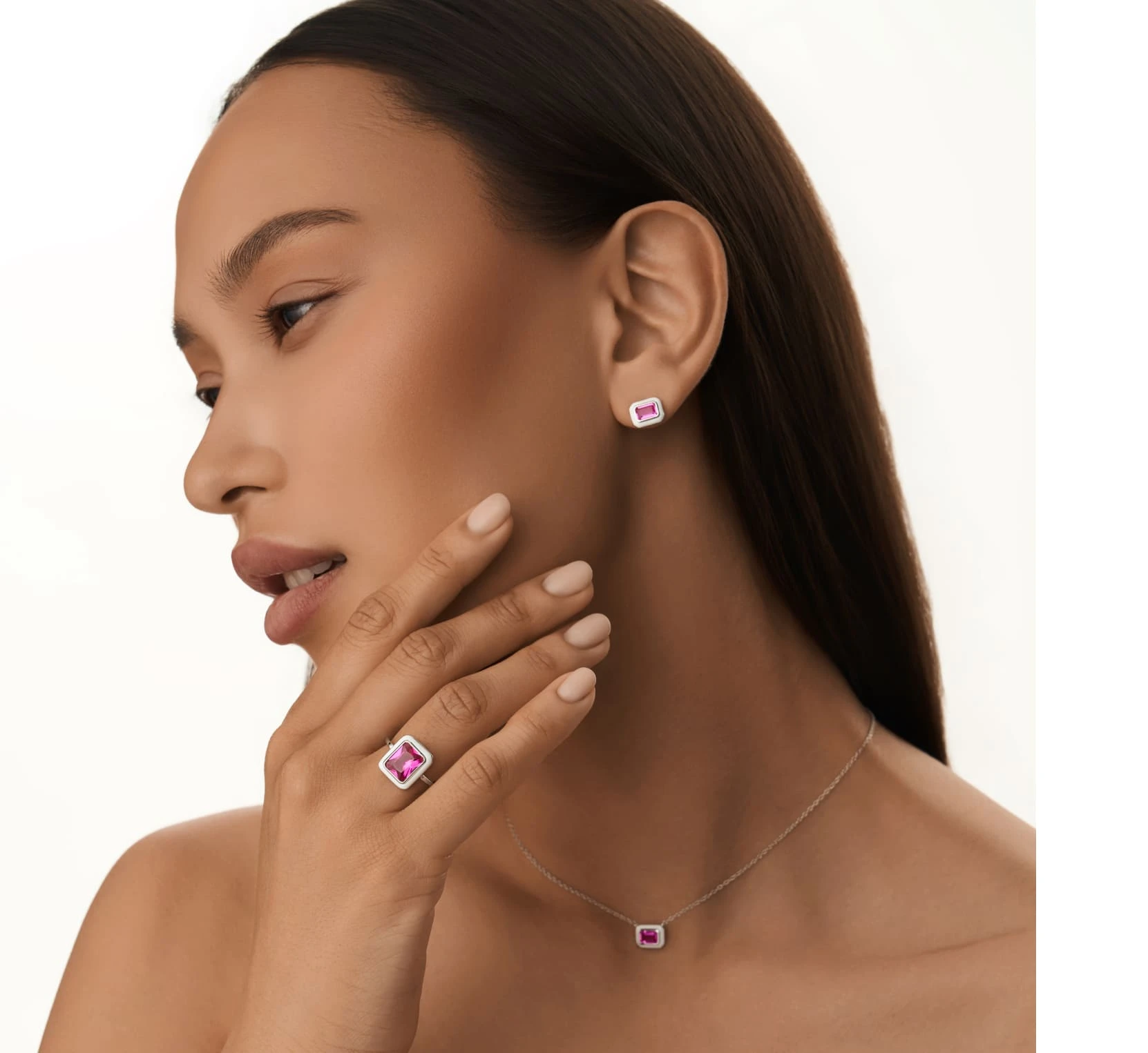 Серебряное колье с эмалью и корундом MIESTILO