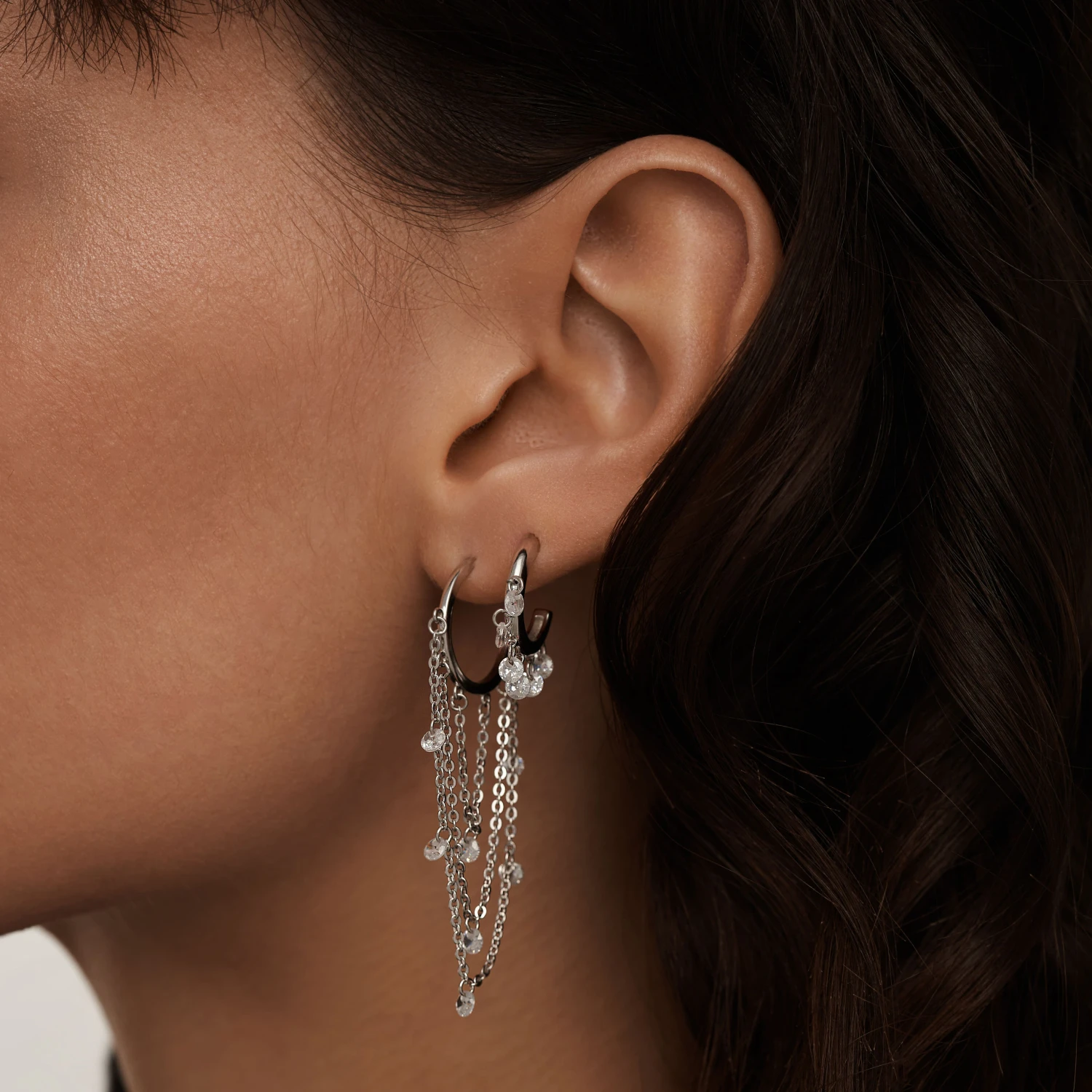 Серебряные серьги - кольца с цепочками и фианитами "Невесомость"