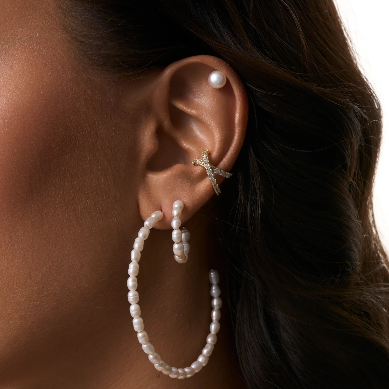 Позолоченные серьги-кольца из серебра с натуральным жемчугом