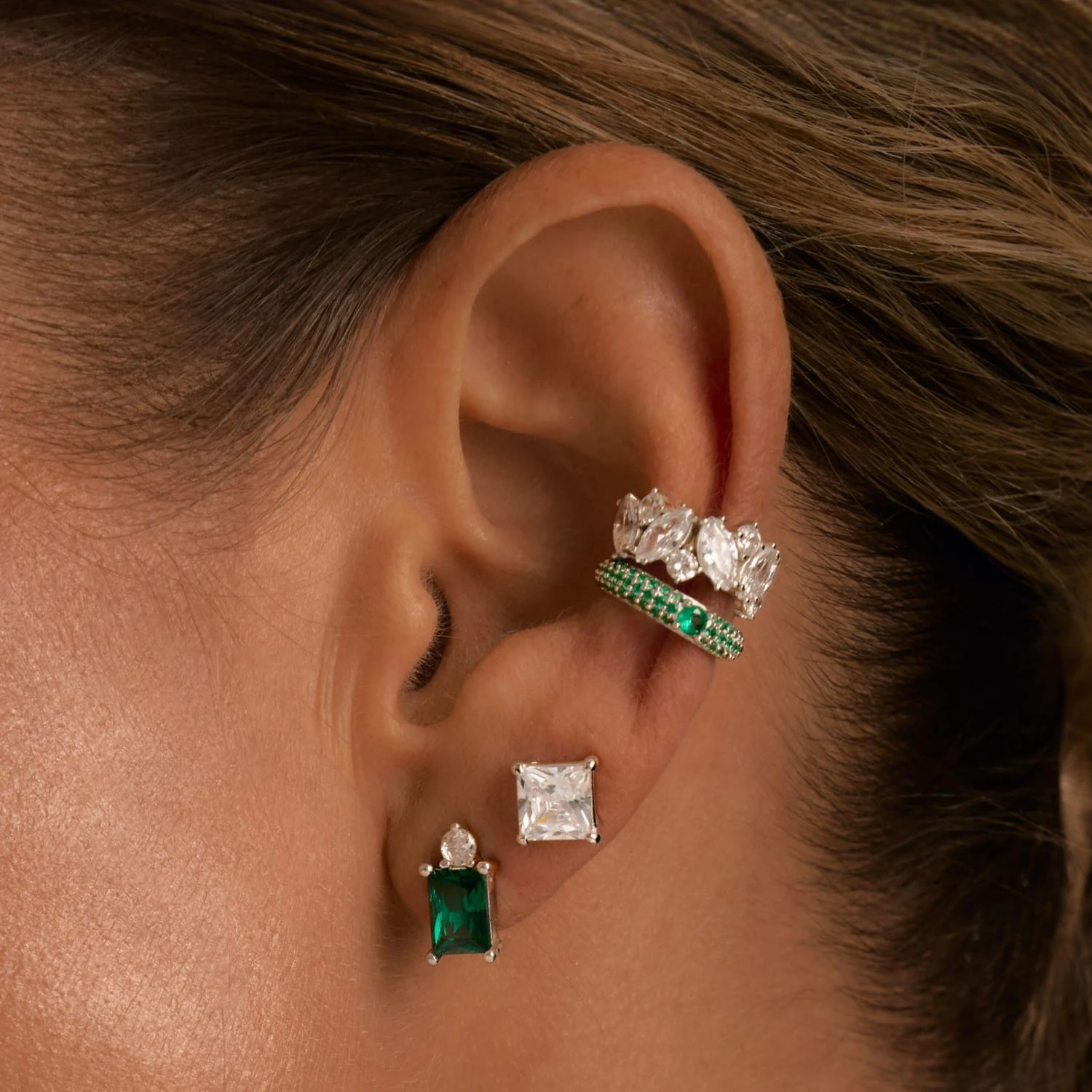 Серьги пусеты Энергия с зелёным фианитом из серебра