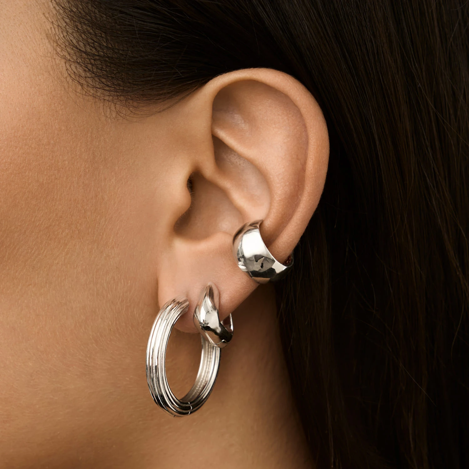 Массивные серебряные серьги-конго с рельефом MIESTILO 