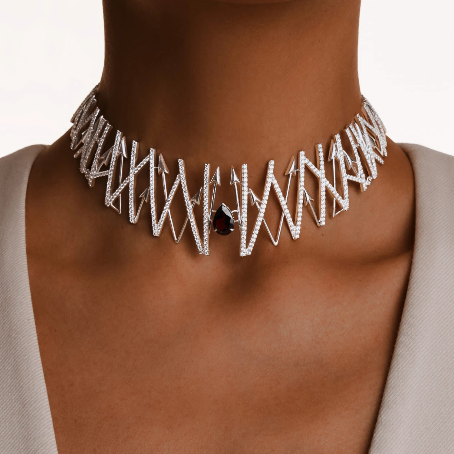 Серебряное колье ЭРОС с натуральным гранатом