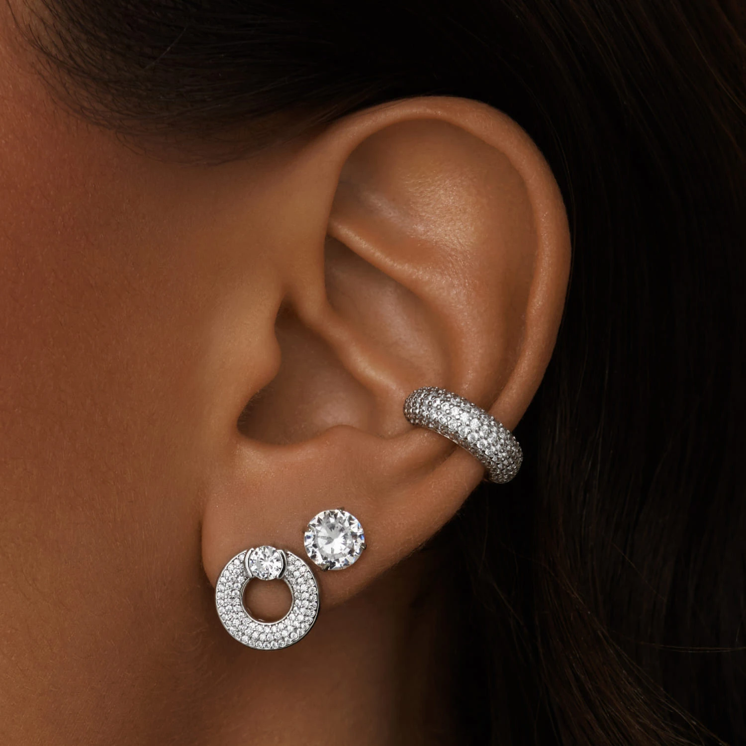 Серебряные круглые серьги-пусеты с фианитами