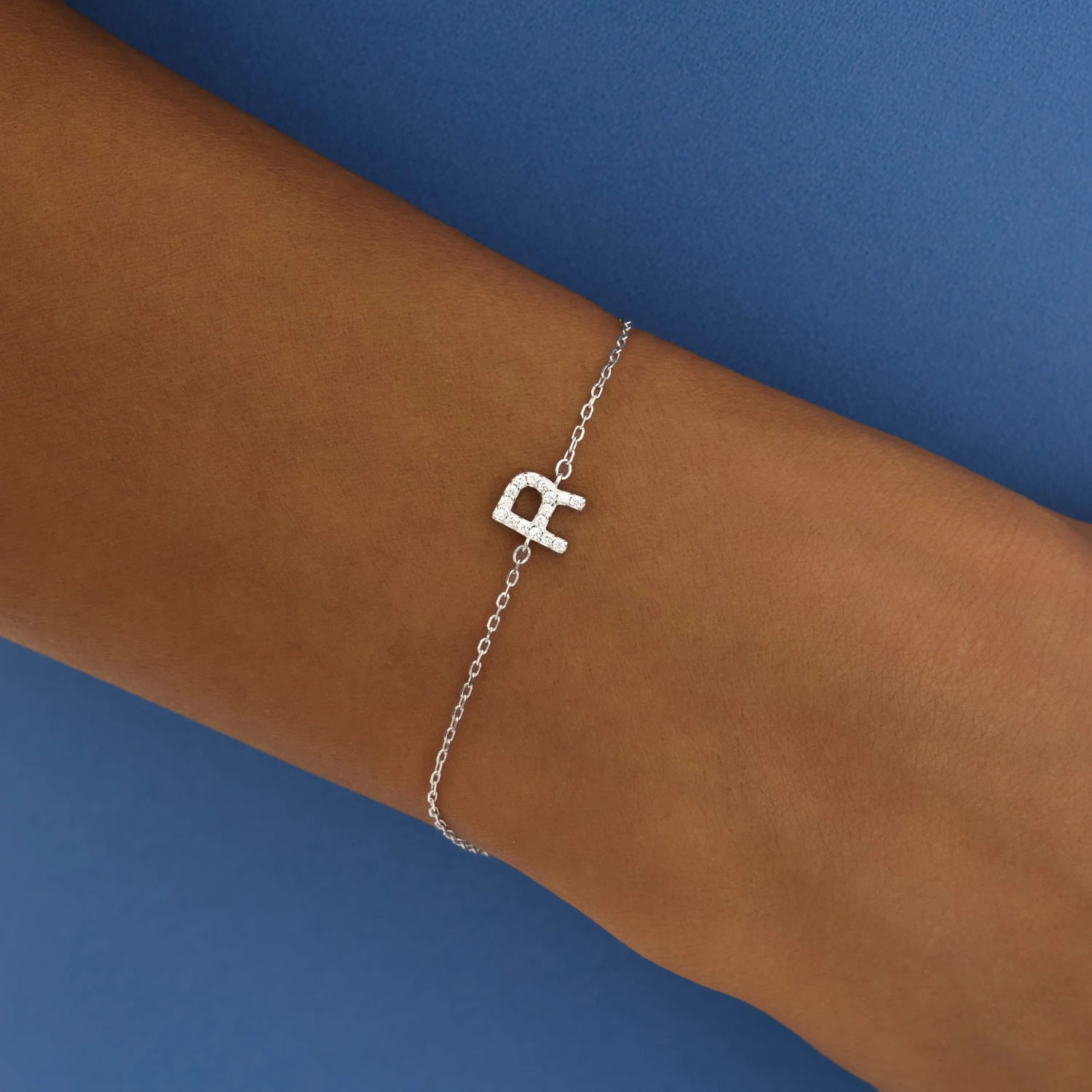 Серебряный браслет с буквой R MIESTILO