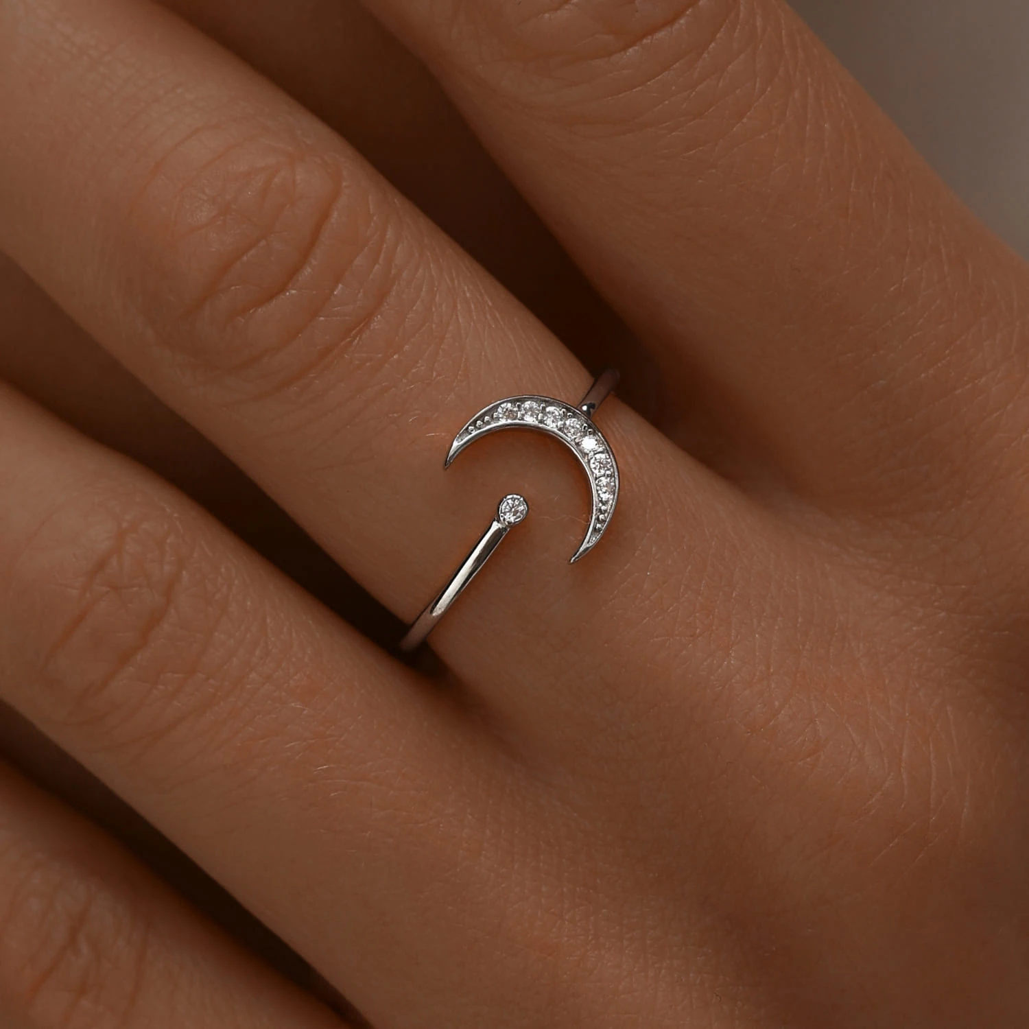 Регулируемое кольцо из серебра с полумесяцем и фианитами MIESTILO 