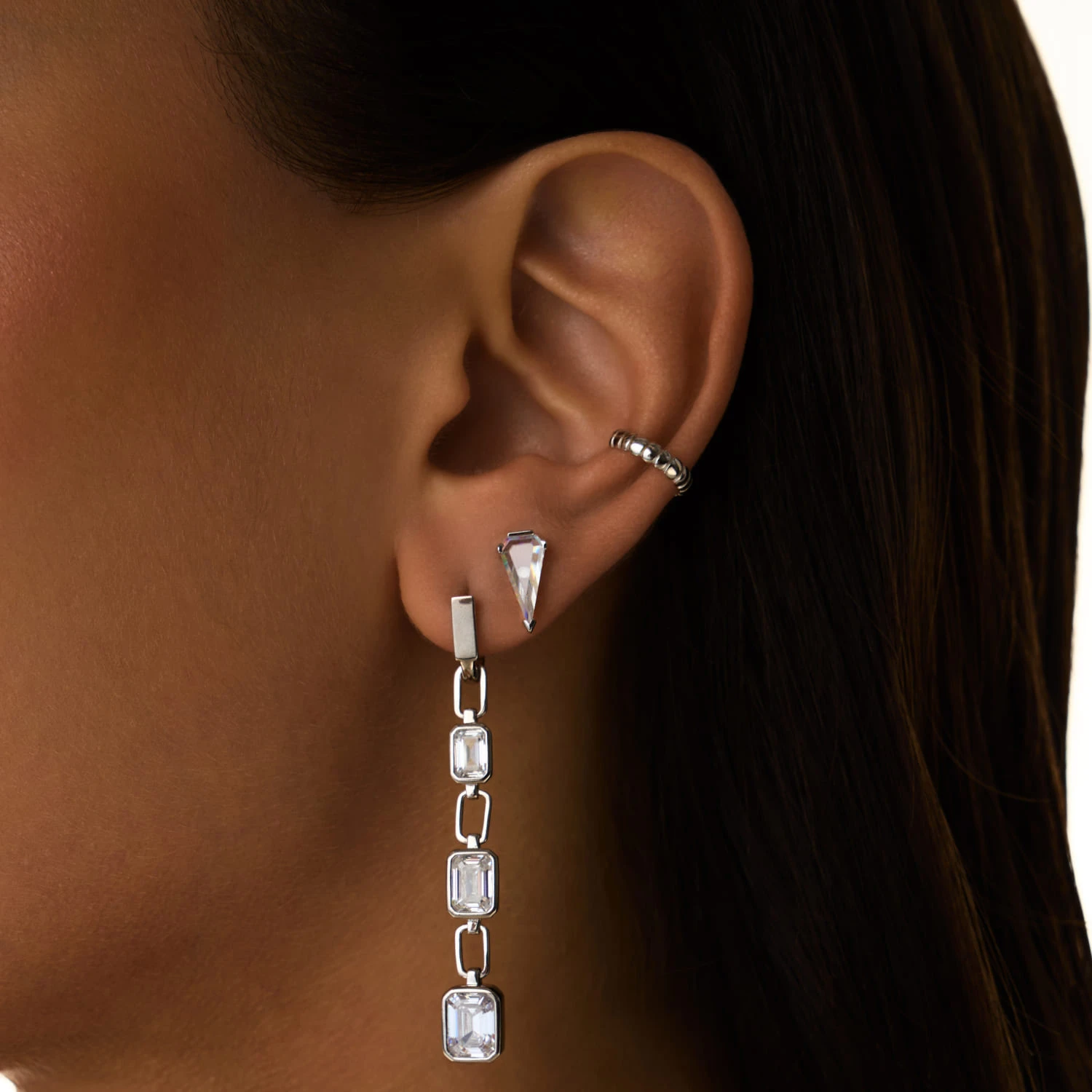 Серебряные серьги-подвесы с фианитами в огранке Эмеральд MIESTILO