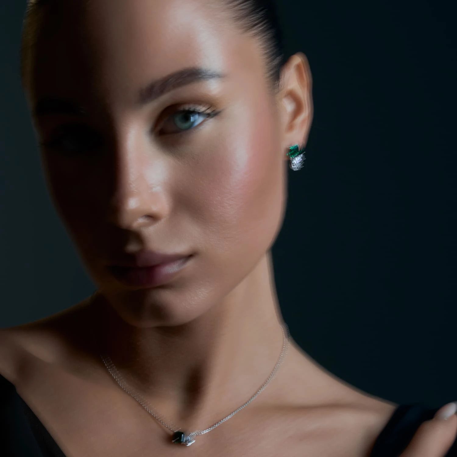 Серебряные серьги ESSENCE с выращенным изумрудом