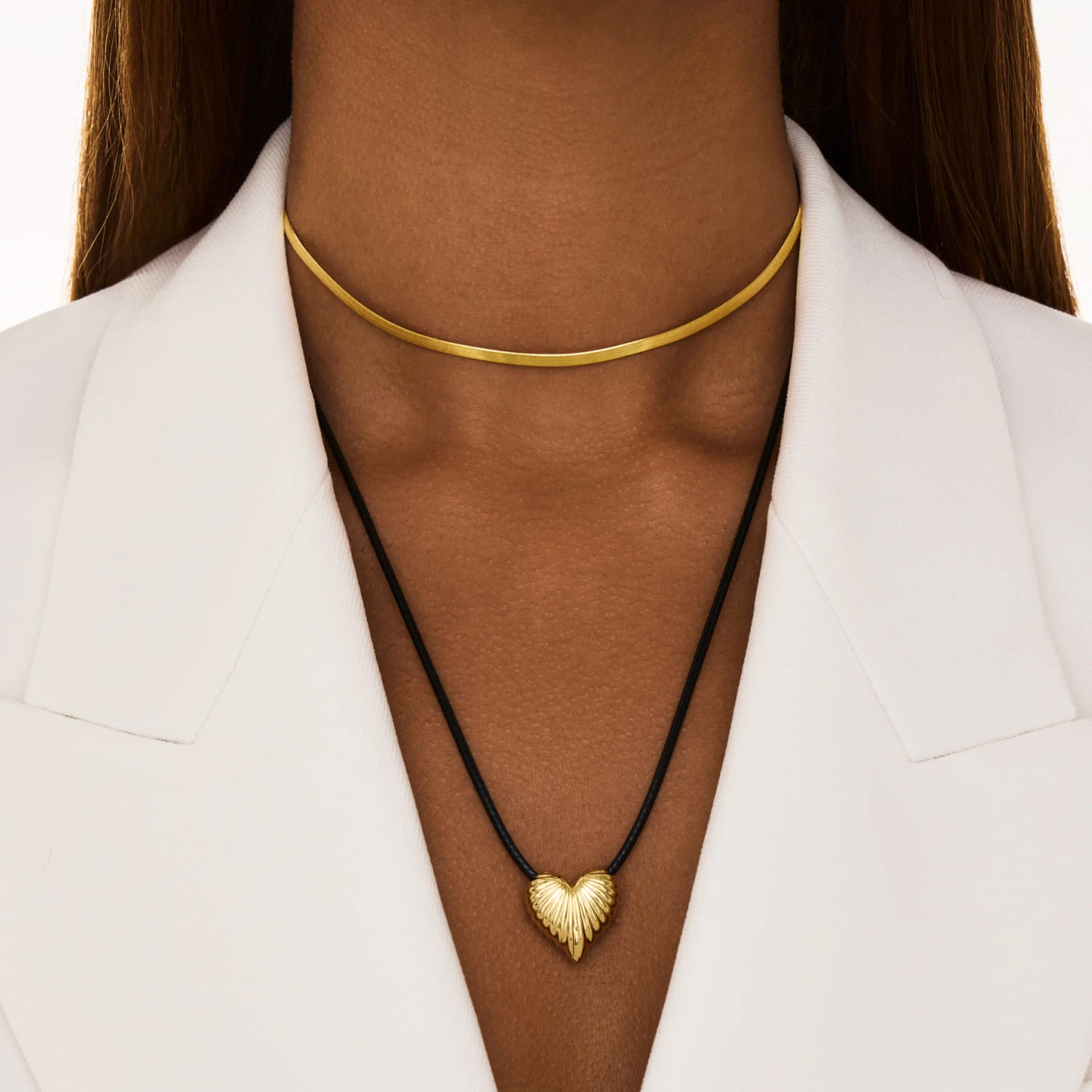 Колье на кожаном шнурке с серебряной подвеской в форме сердца в покрытии желтое золото