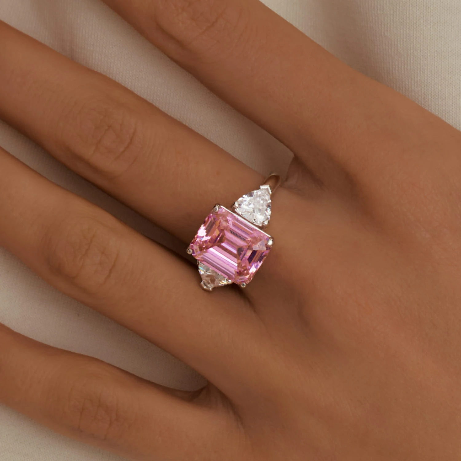 Серебряное крупное кольцо с розовым фианитом