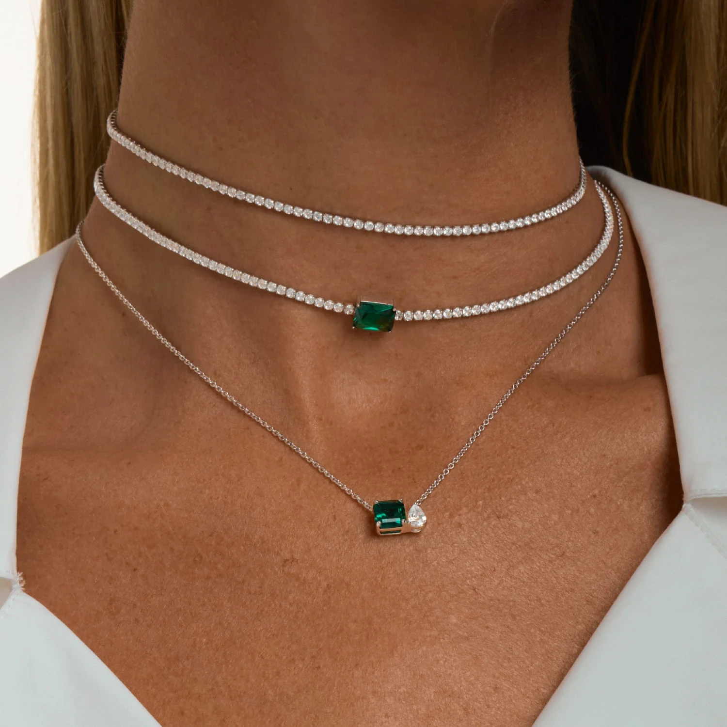 Теннисное серебряное колье-чокер с зеленым фианитом