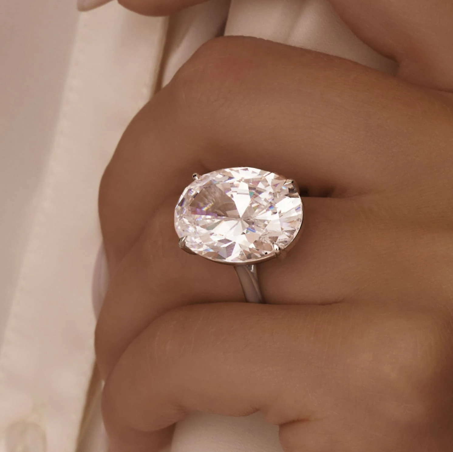 Коктейльное кольцо из серебра с фианитом Овал