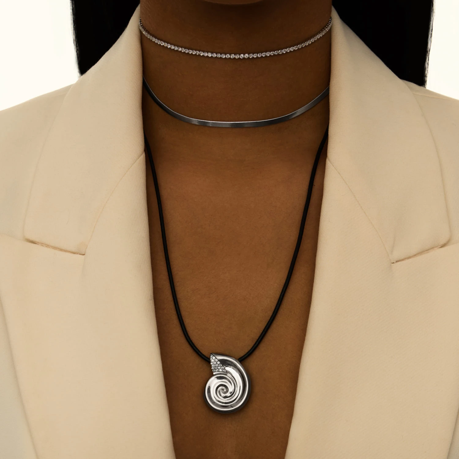 Колье на кожаном шнурке с серебряной подвеской в форме ракушки