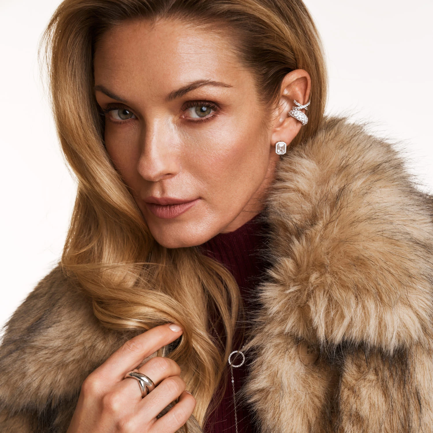 Серебряные серьги-гвоздики Midnight с фианитами в огранке Эмеральд