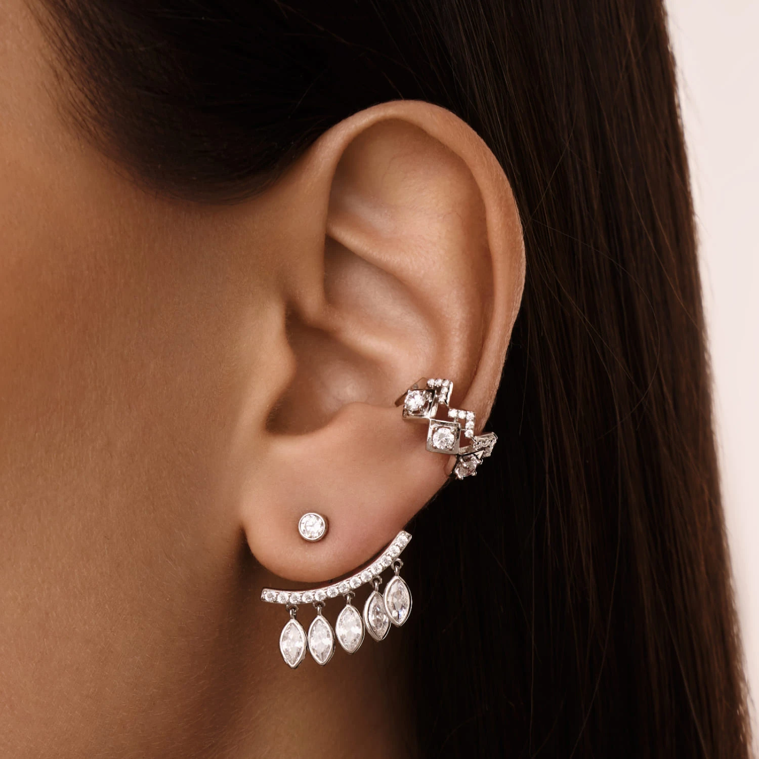 Акцентные серьги-джекеты из серебра с фианитами MIESTILO 