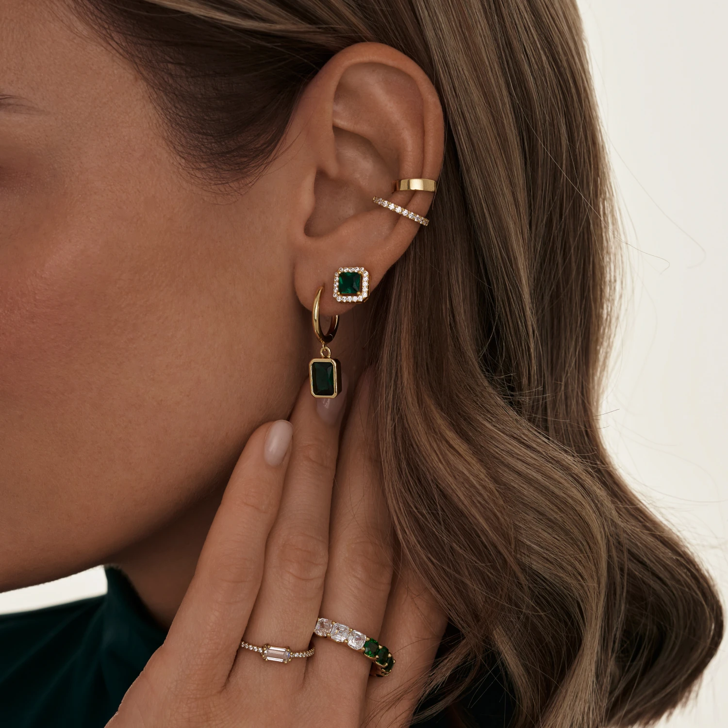 Позолоченное кольцо из серебра Elizabeth с белыми и изумрудными фианитами