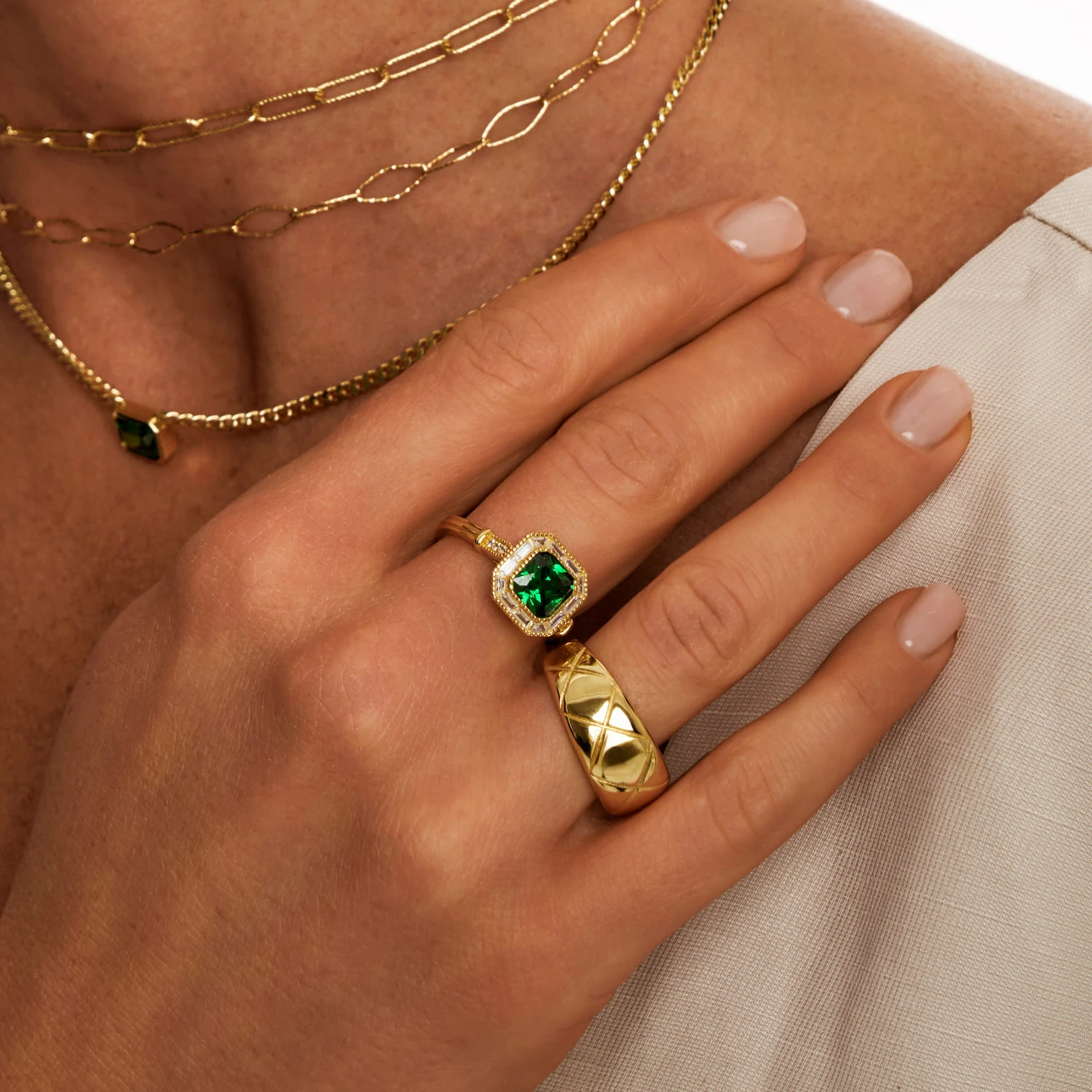 Серебряное кольцо с зеленым фианитом в покрытии желтое золото