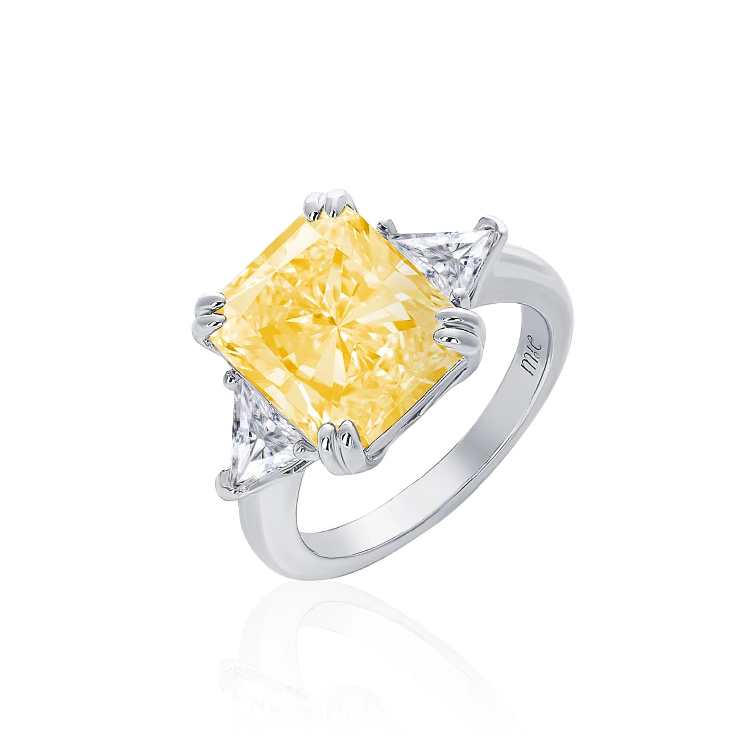 Серебряное крупное кольцо с желтым фианитом