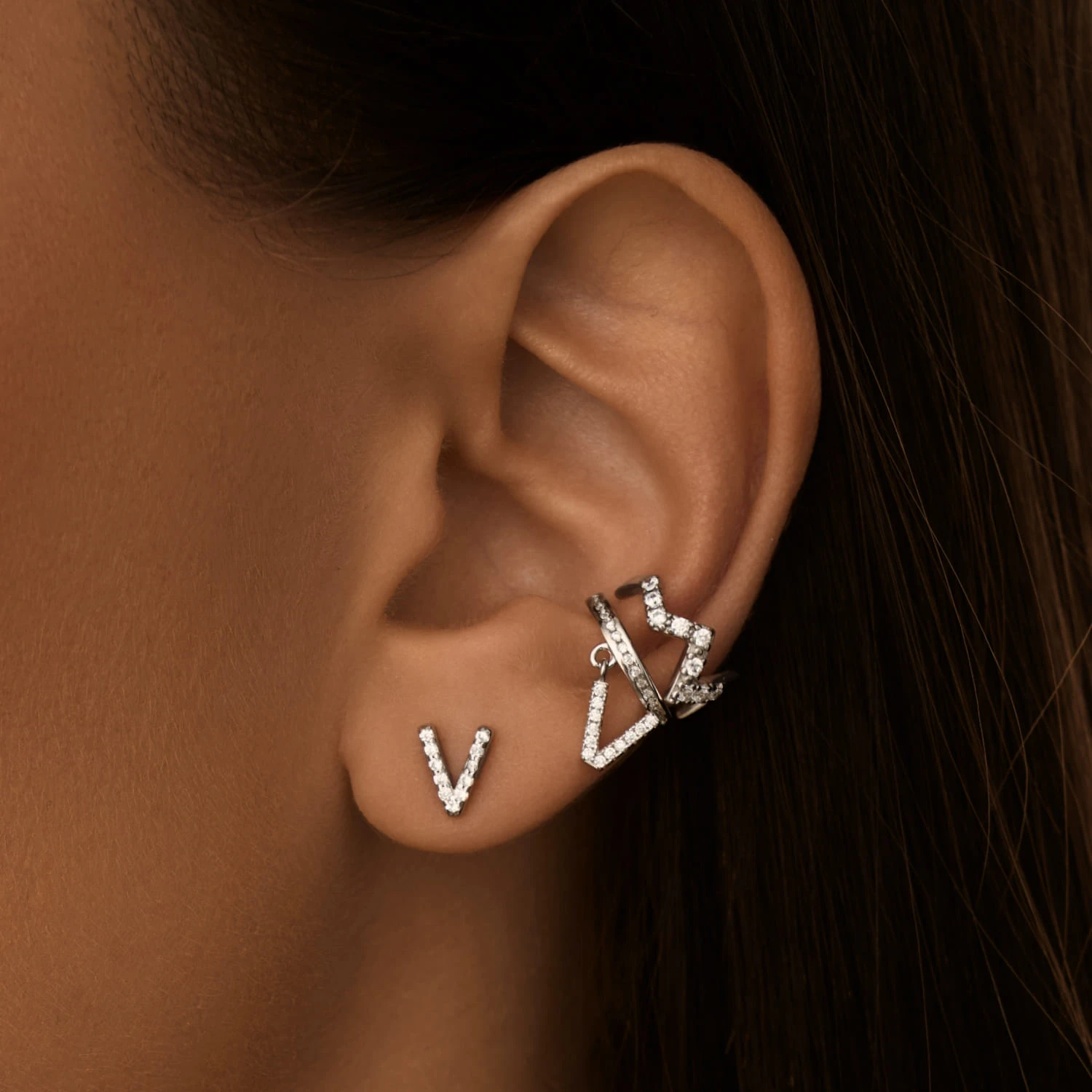 Моносерьга в виде буквы V MIESTILO
