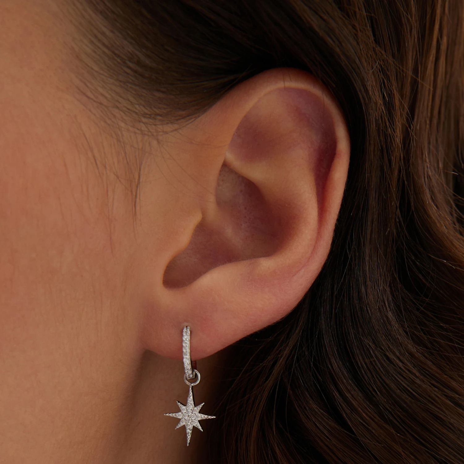 Моносерьга из серебра с фианитами и элементом в форме звезды 