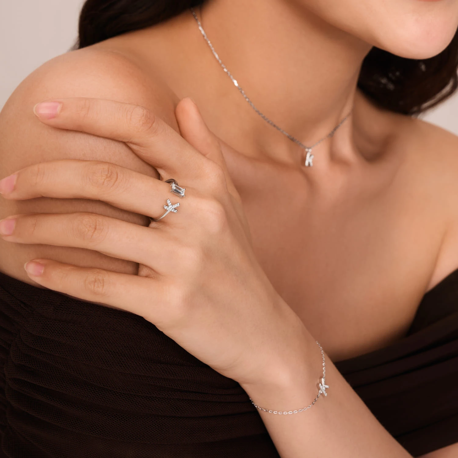 Серебряное кольцо с буквой K с фианитами MIESTILO