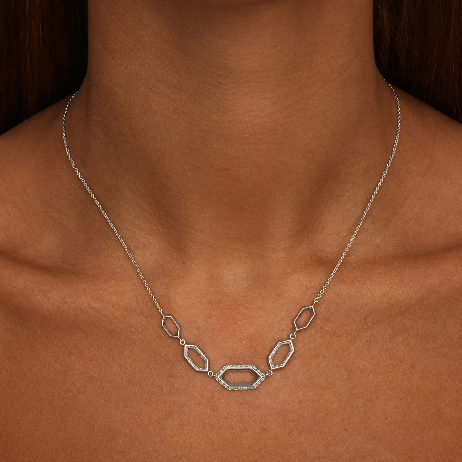 Серебряное колье с многогранниками с фианитами