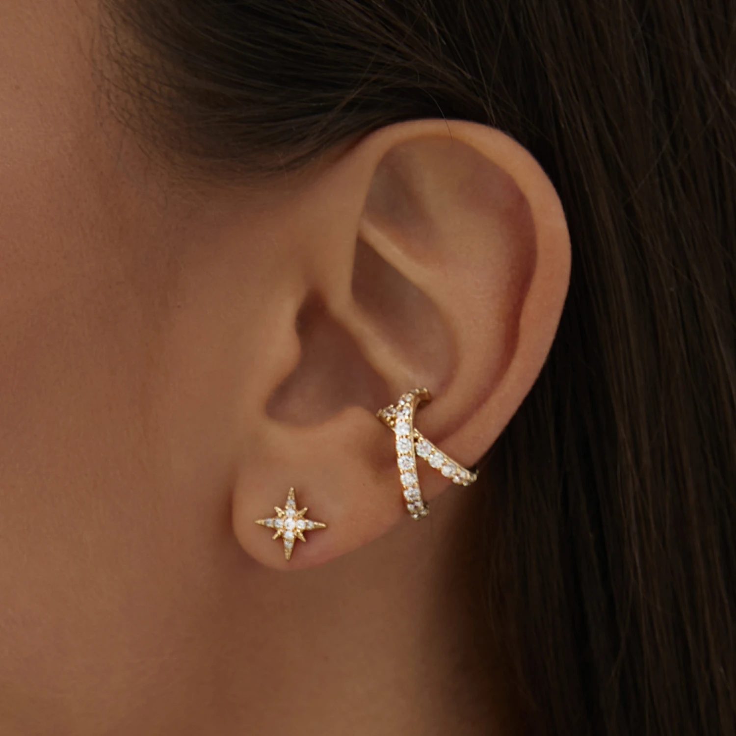 Позолоченный кафф из серебра с фианитами