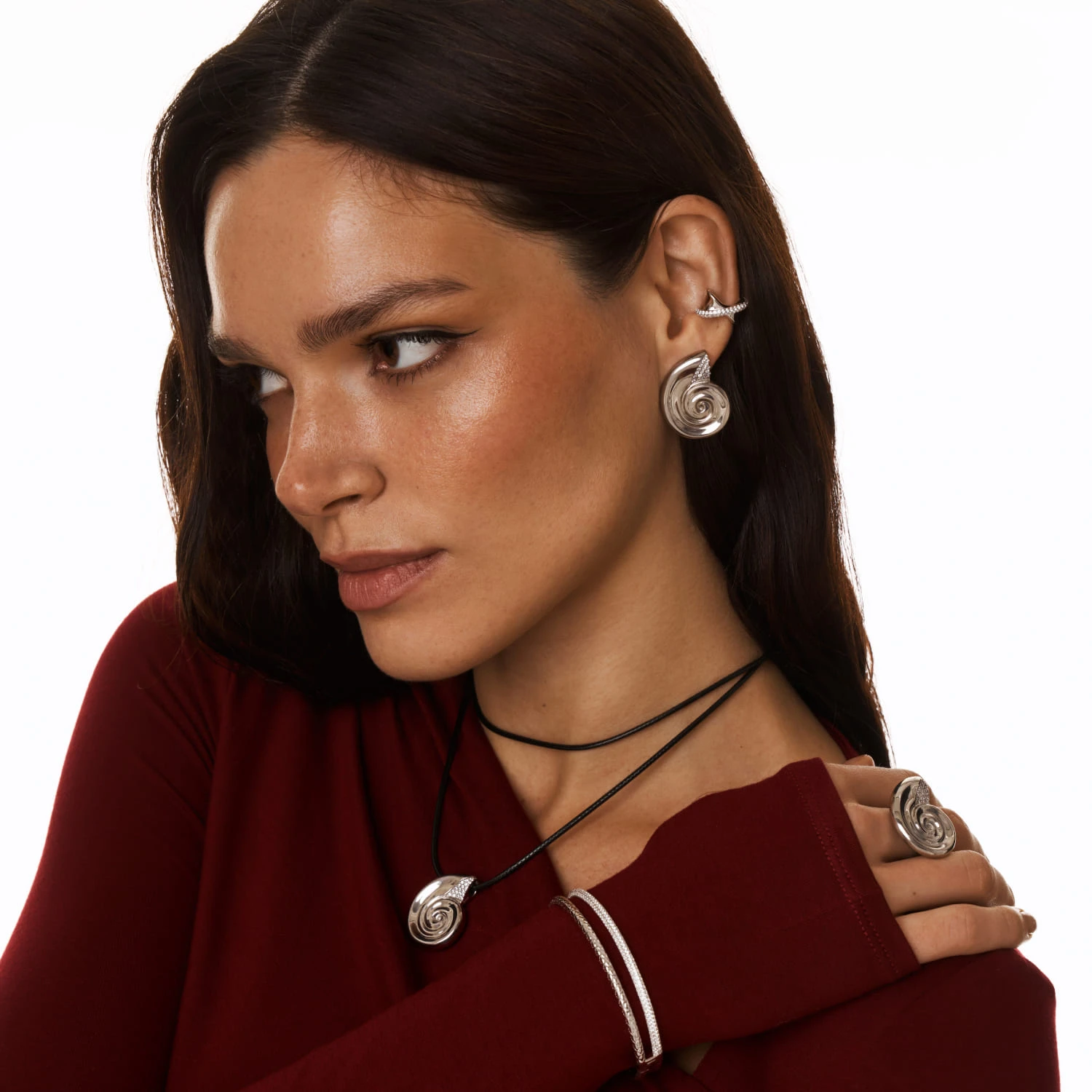 Серебряный кафф кросс из мятого металла с фианитами