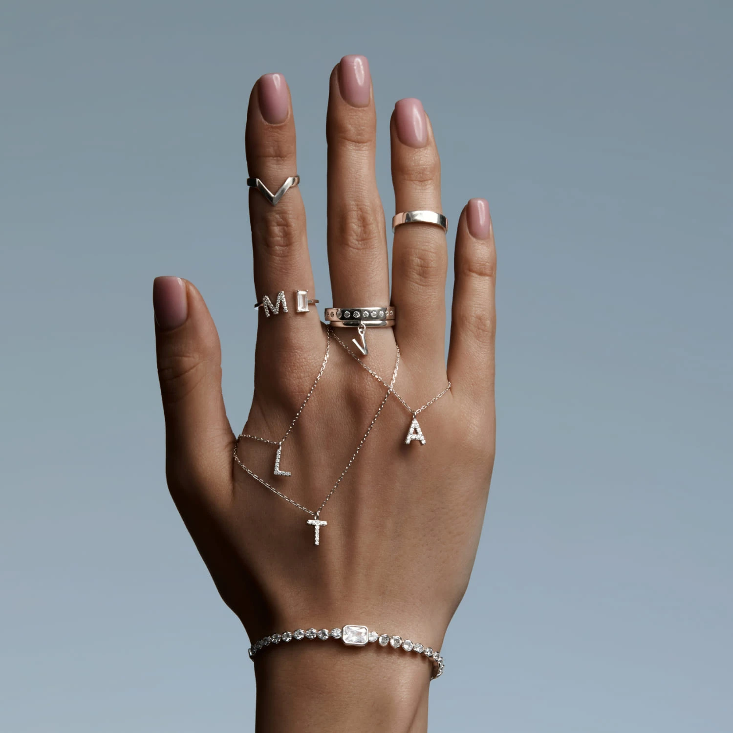 Серебряное кольцо регулируемое с буквой М MIESTILO