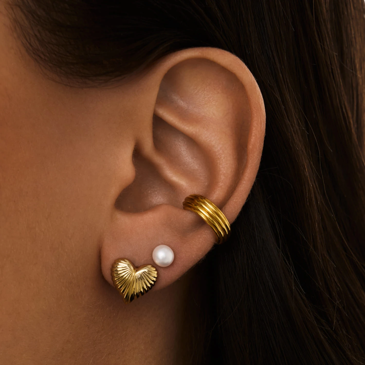 Серебряные серьги в форме фактурного сердца в покрытии желтое золото