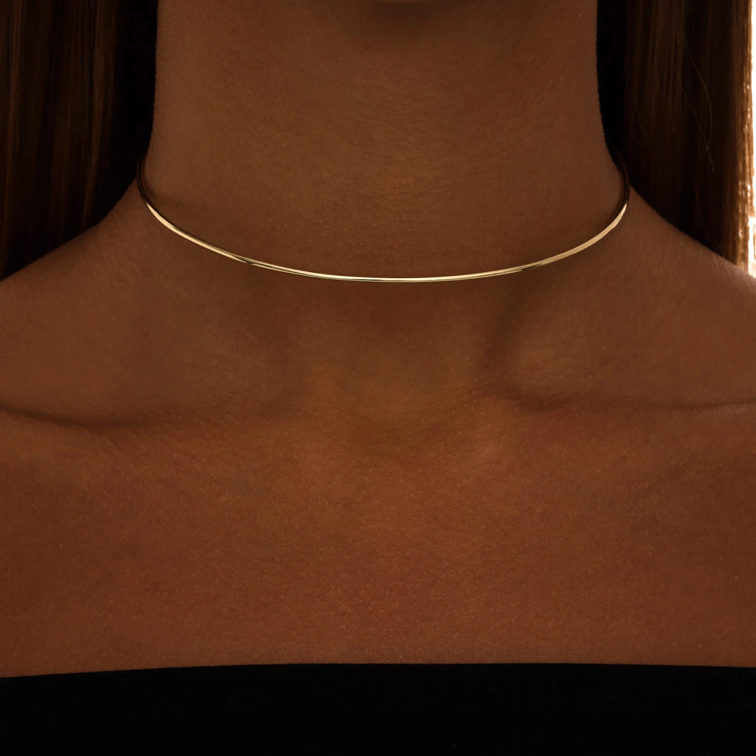 Жесткое колье-чокер из серебра в покрытии желтое золото