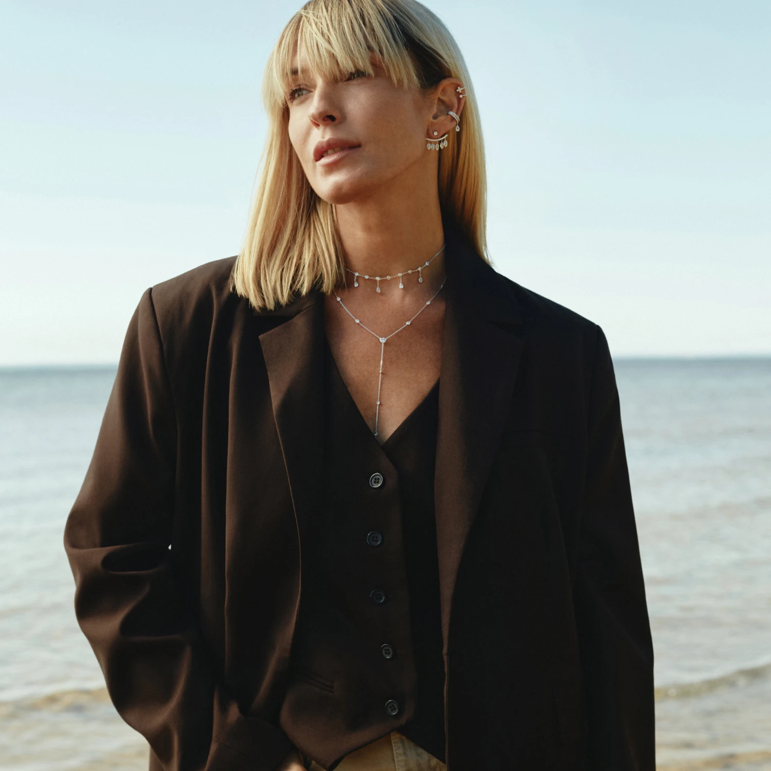 Серебряное колье-галстук с фианитами