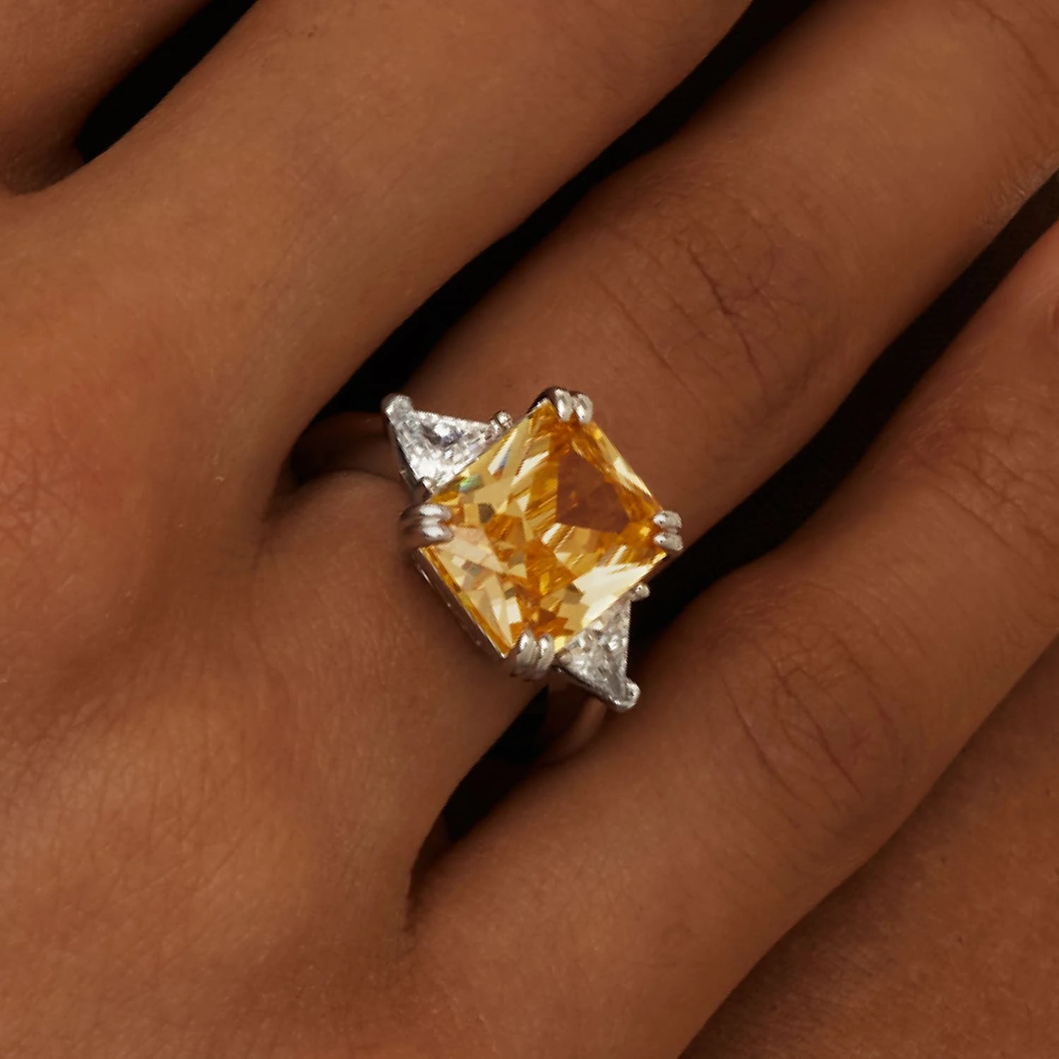 Серебряное крупное кольцо с желтым фианитом
