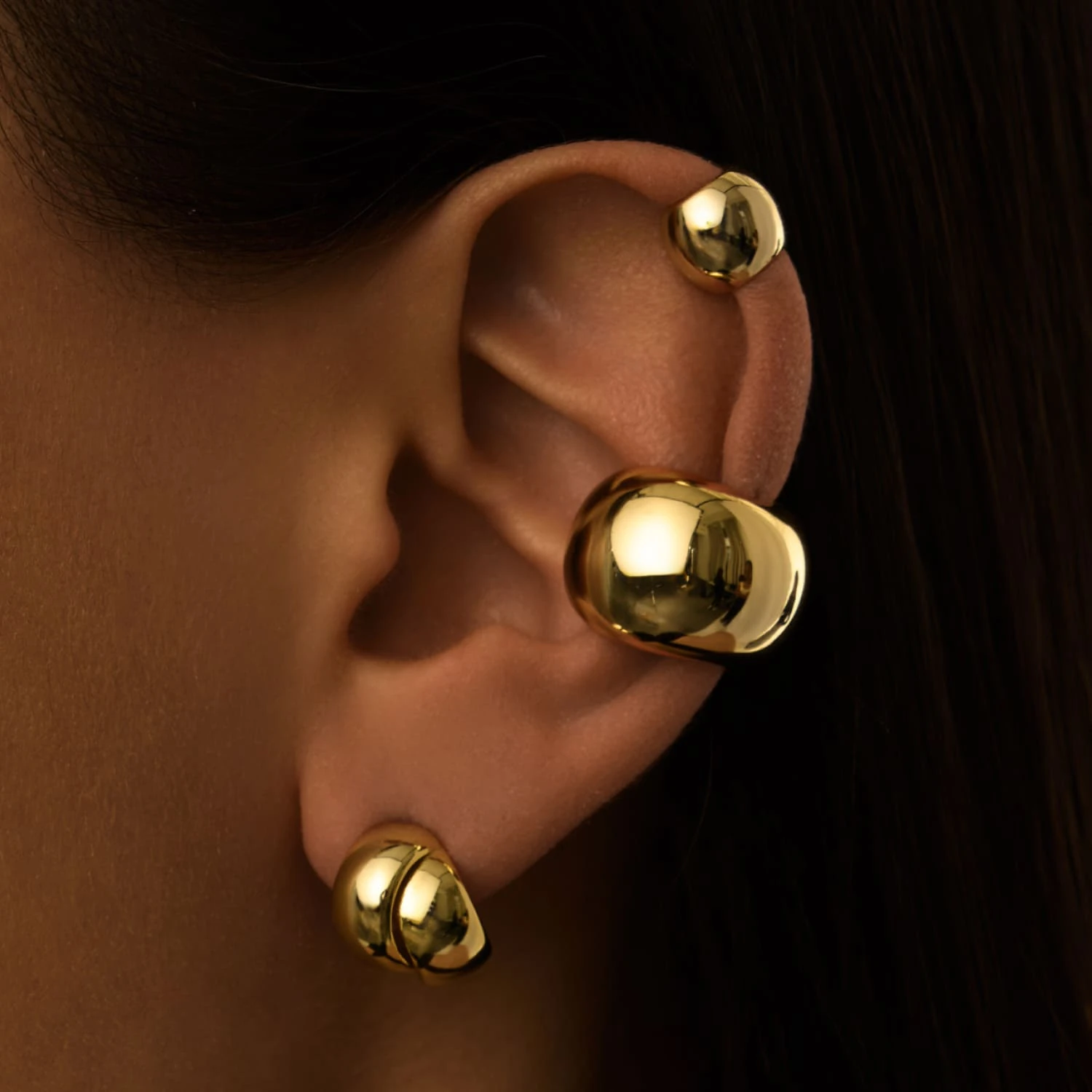 Широкий объемный кафф из серебра в покрытии желтое золото