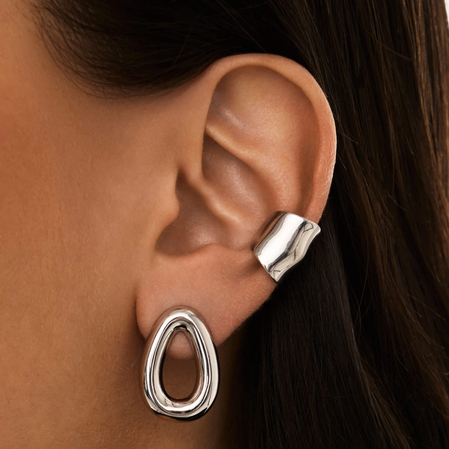 Серебряные дутые серьги в форме капли