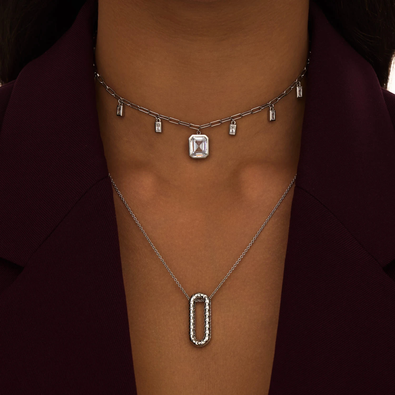 Колье из серебра с фактурным овалом и фианитами