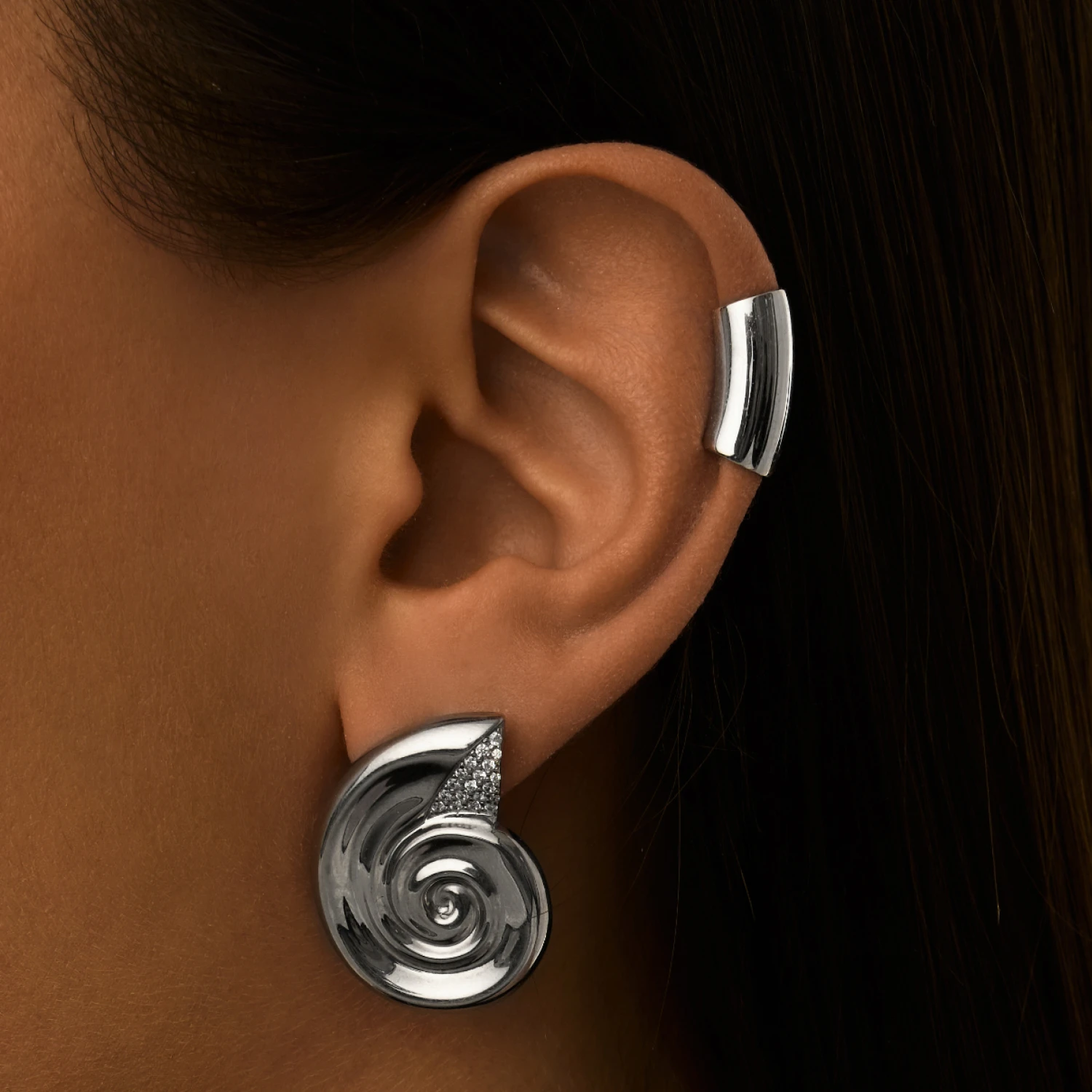 Крупные серьги-ракушки из серебра с фианитами