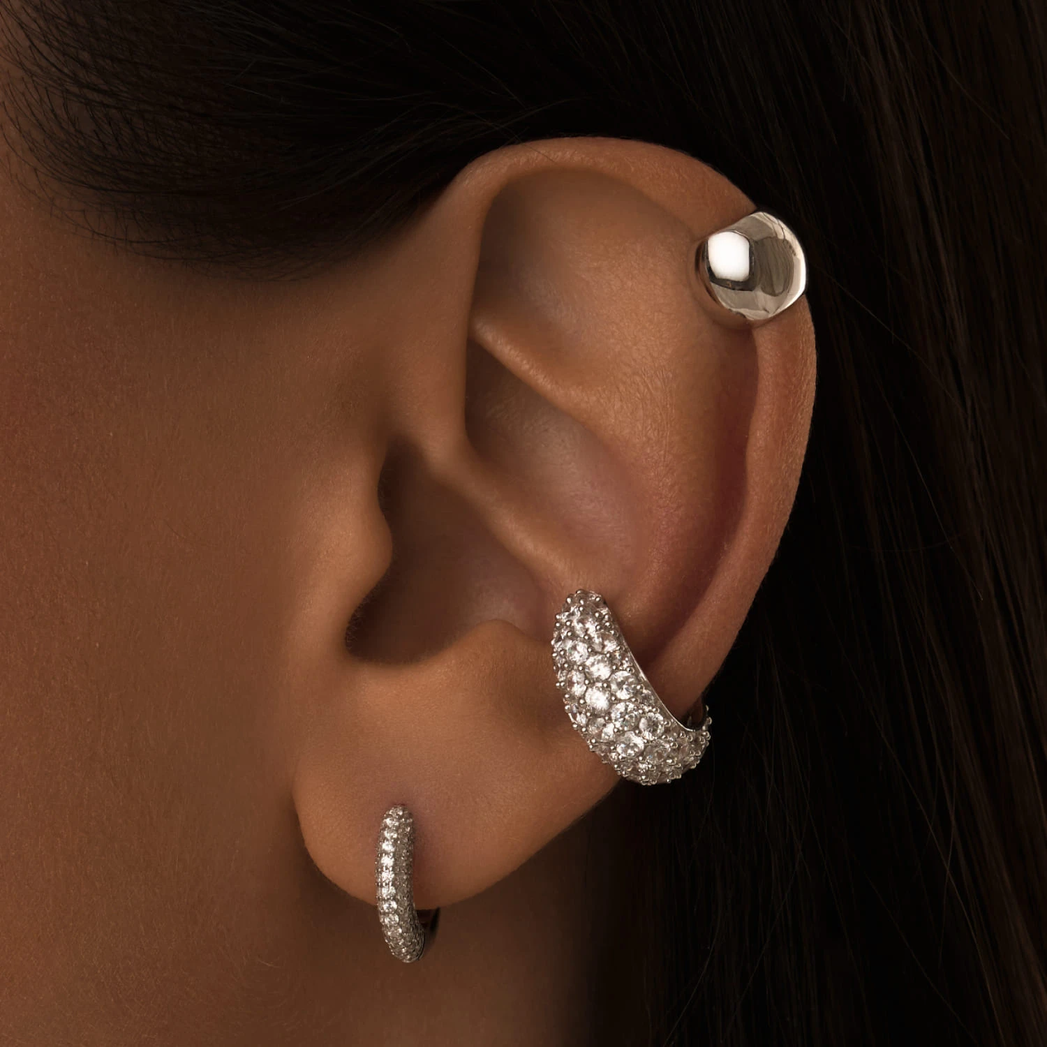 Крупный кафф из серебра с белыми камнями