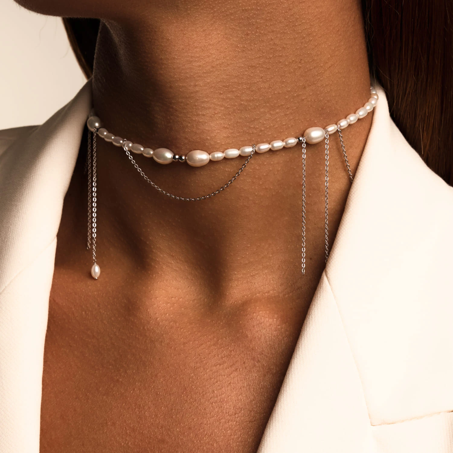 Серебряное колье DIANA с натуральным жемчугом и цепями