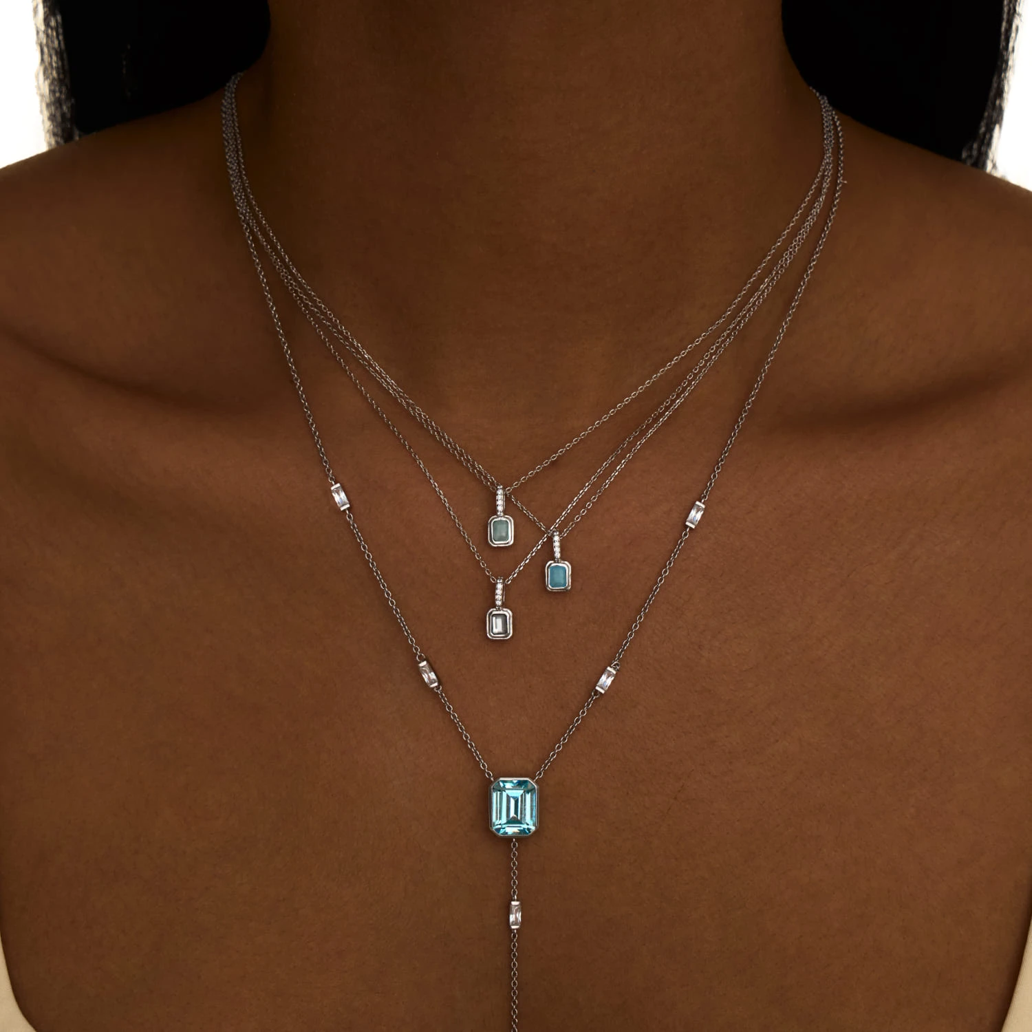 Серебряное колье с белым топазом