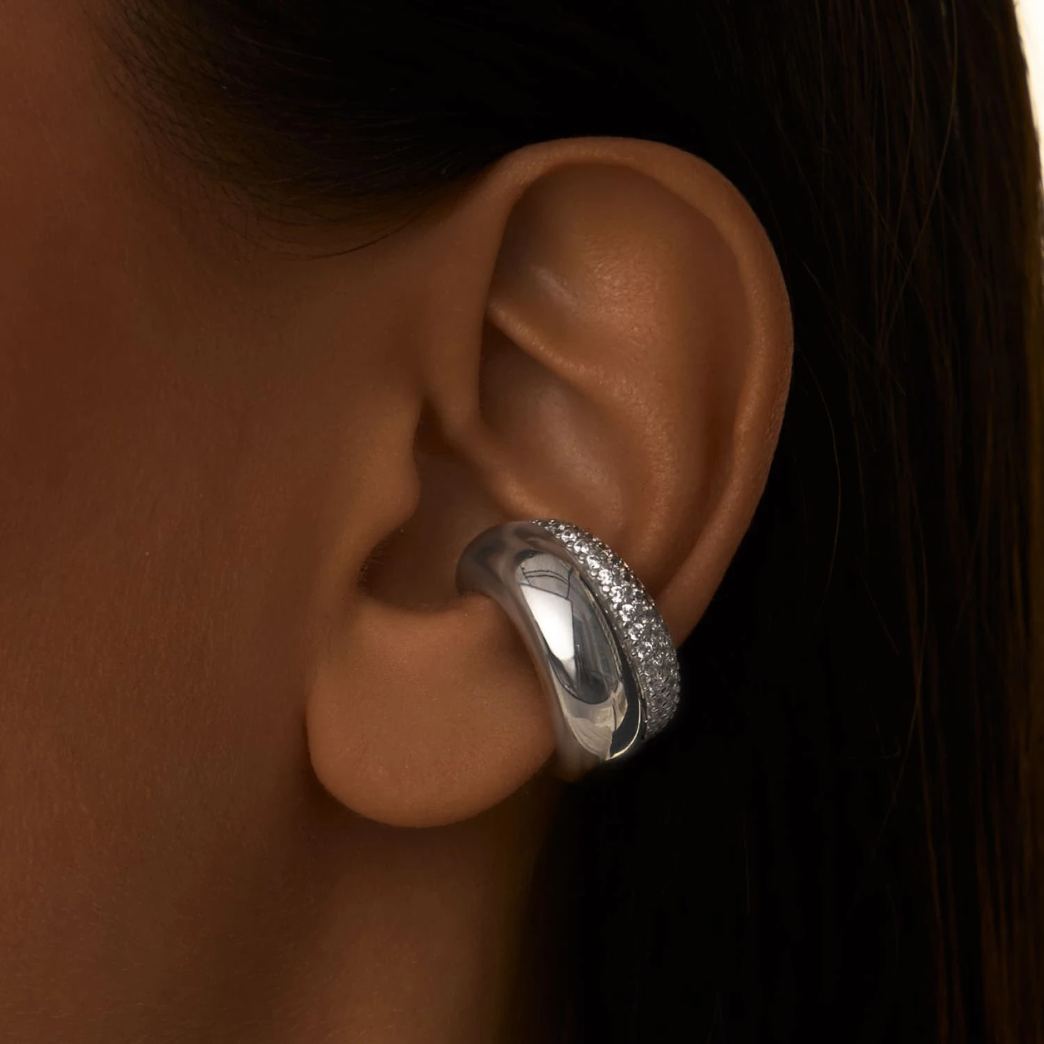 Массивный серебряный кафф с россыпью фианитов