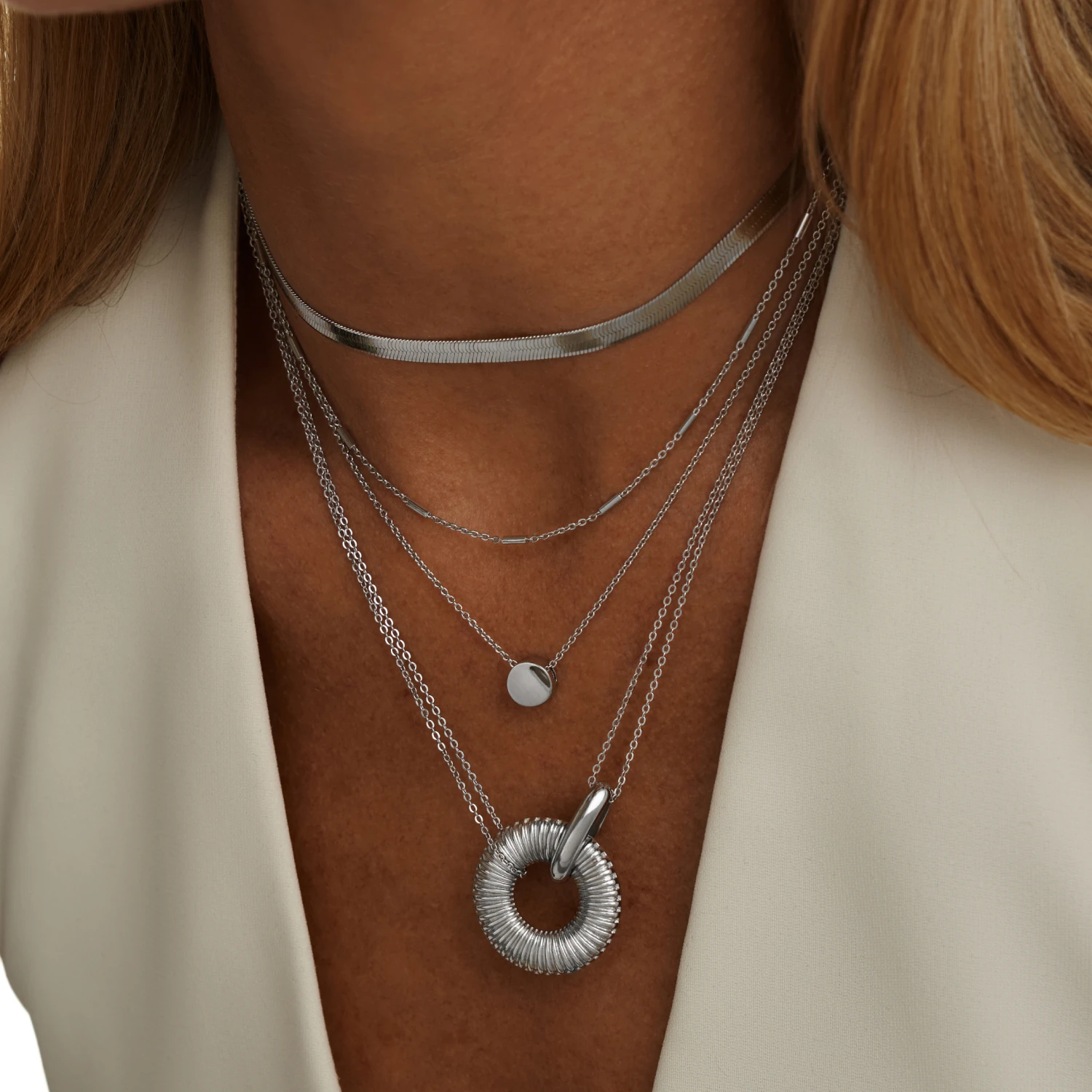Серебряное колье с круглой подвеской